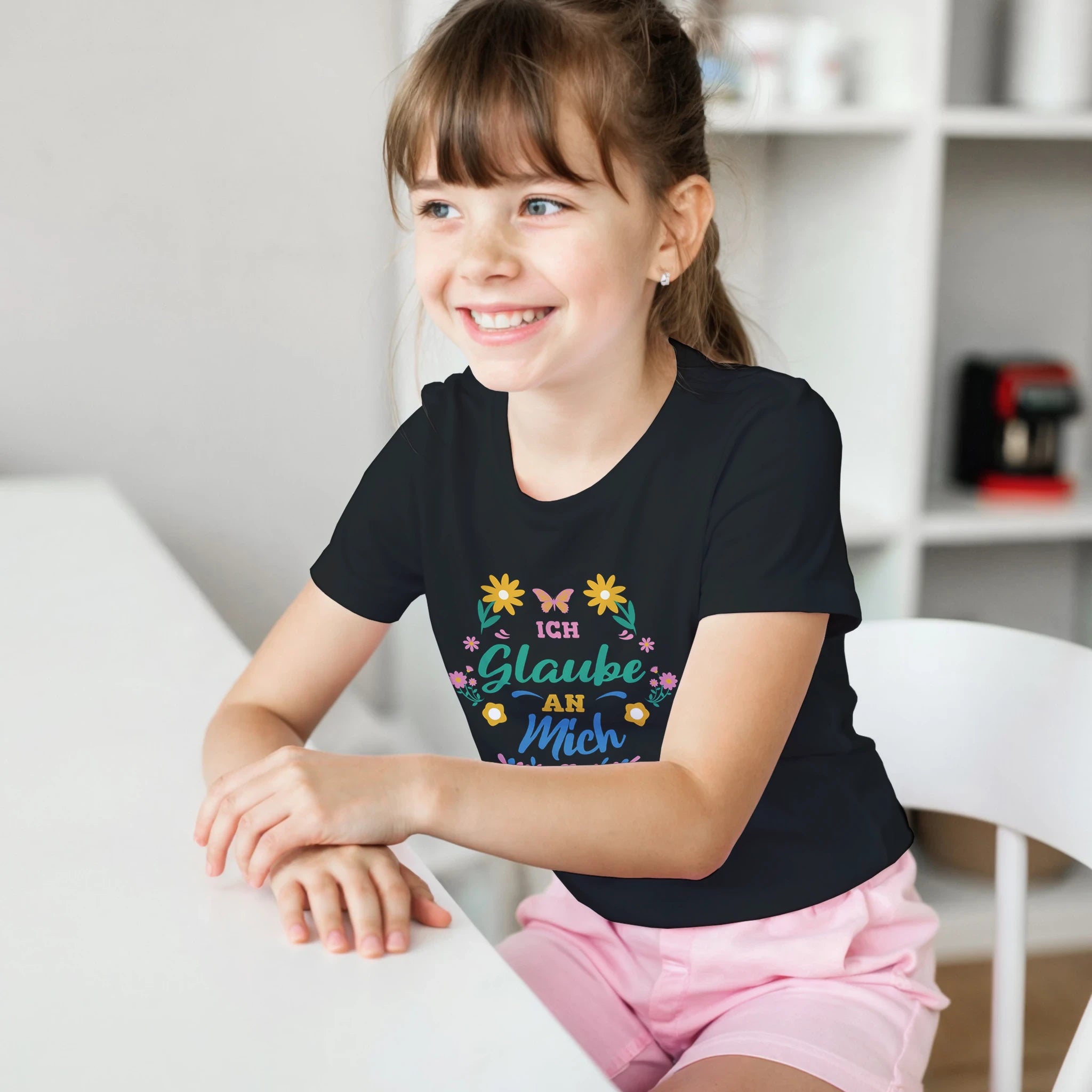 Ich Glaube An Mich Kinder T-Shirt – Junge trägt Kinder T-Shirt, Outdoor Lifestyle Foto