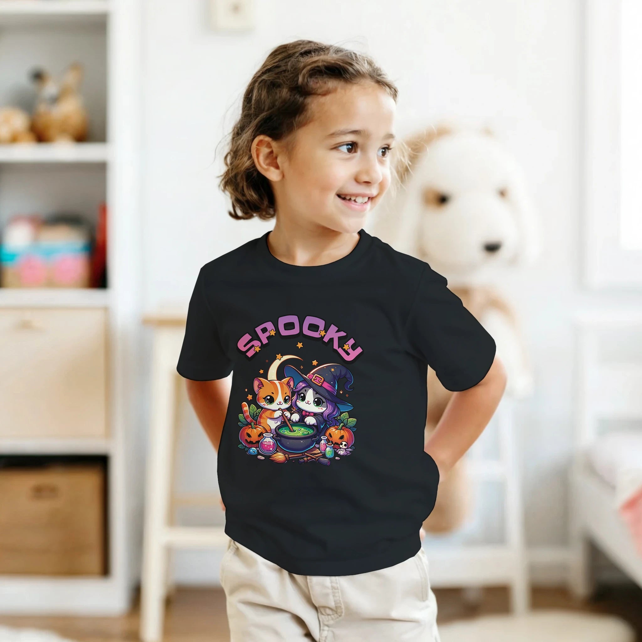 Spooky Katzen Kinder T-Shirt – Junge trägt Kinder T-Shirt, Outdoor Lifestyle Foto