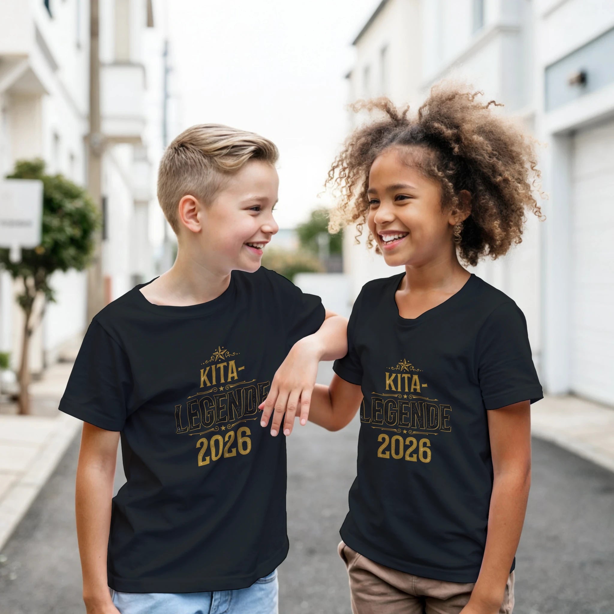 Kita-Legende 2026 T-Shirt – Junge trägt Kinder T-Shirt, Outdoor Lifestyle Foto