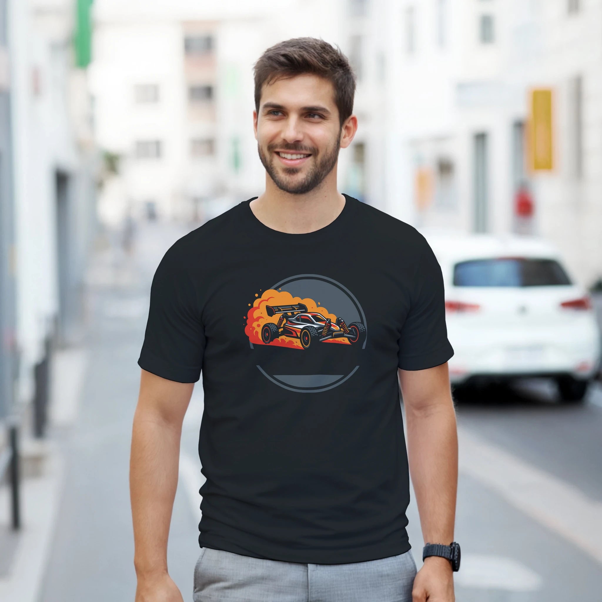 RC Modellbau T-Shirt "Dusty Badge" – Herren Lifestyle, Mann trägt T-Shirt, Outdoor Look
