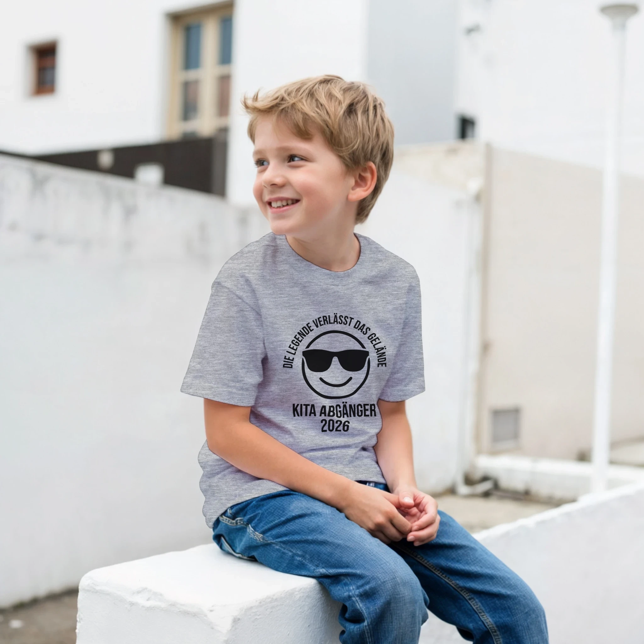 Die Legende verlässt das Gelände Kita Shirt 2026 – Mädchen trägt Kinder T-Shirt Indoor Foto