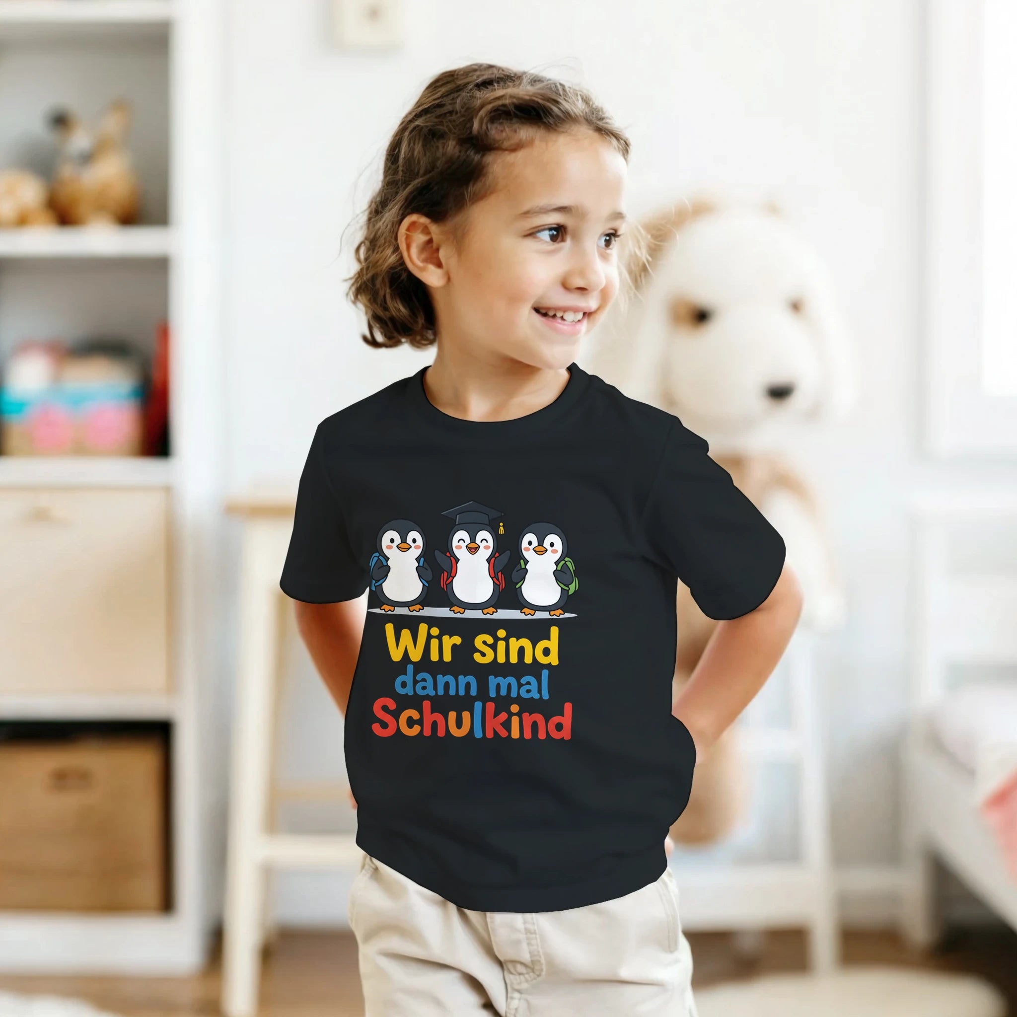 Wir sind dann mal Schulkind T-Shirt – Mädchen trägt Kinder T-Shirt, Indoor Lifestyle Foto
