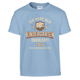 Kindergarten Überlebt 2026 Kita Abschluss Shirt – Kinder T-Shirt Nahaufnahme Aufdruck