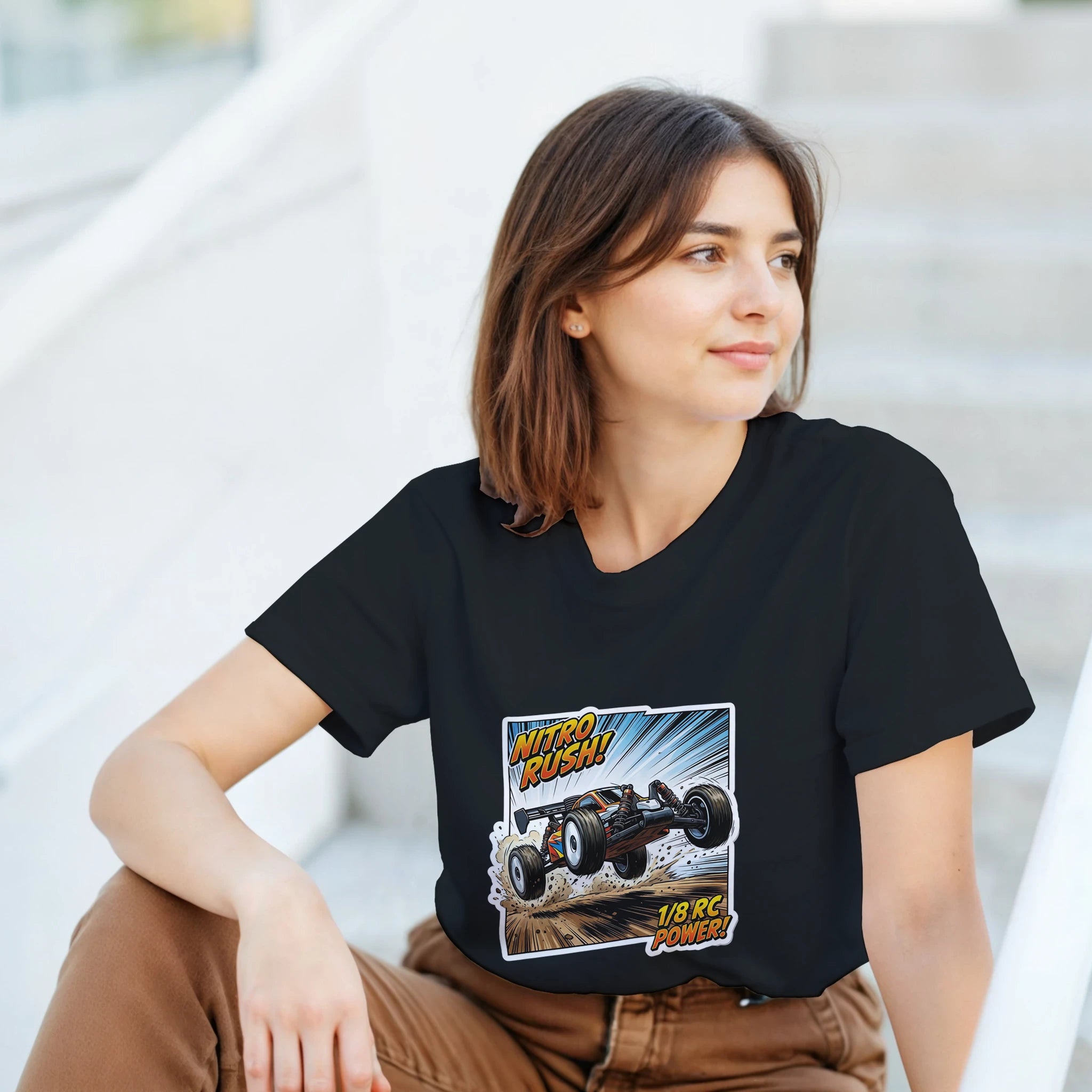 Nitro Rush 1/8 RC Buggy T-Shirt – Damen Lifestyle, Frau trägt T-Shirt, stehend