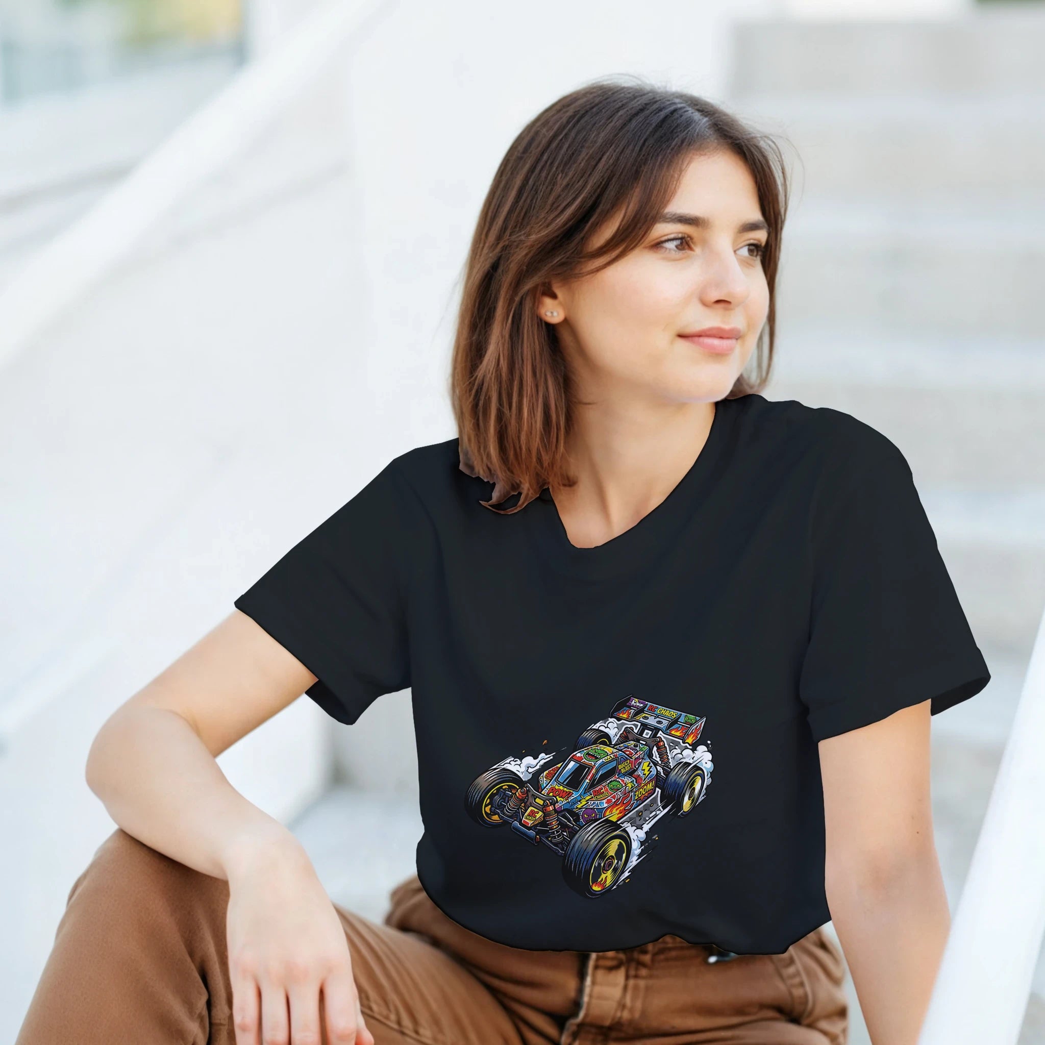 RC Car Stickerbomb T-Shirt – Herren Lifestyle, Mann trägt T-Shirt, Outdoor Look