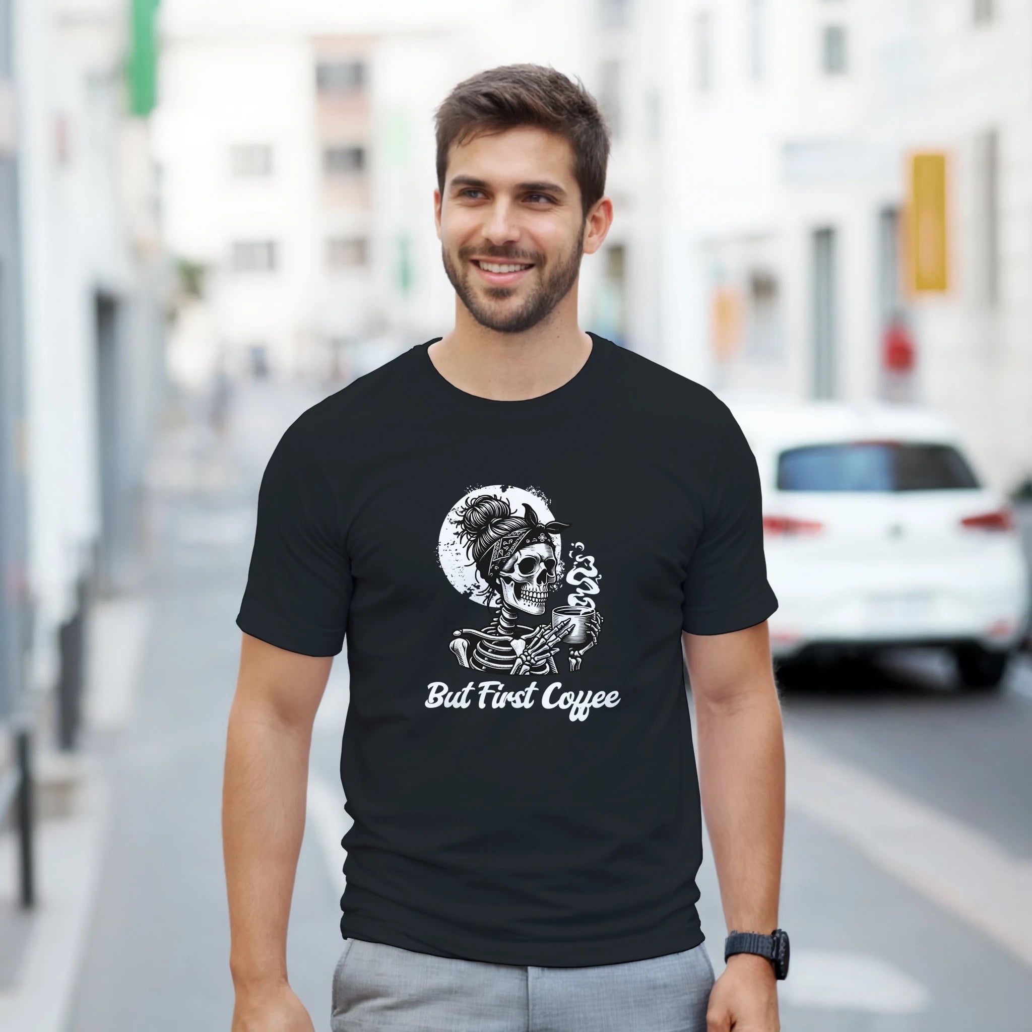 But First Coffee T-Shirt – Herren Lifestyle, Mann trägt T-Shirt, Frontalansicht