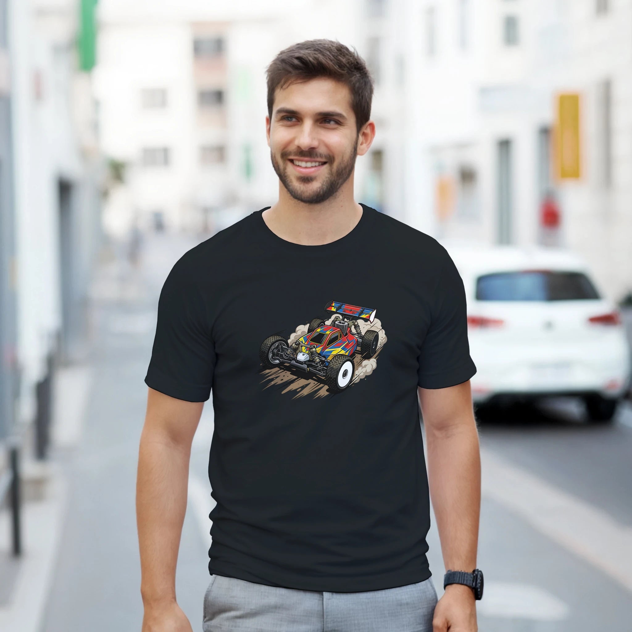 RC Buggy Drift T-Shirt – Damen Lifestyle, Frau trägt T-Shirt, sitzend