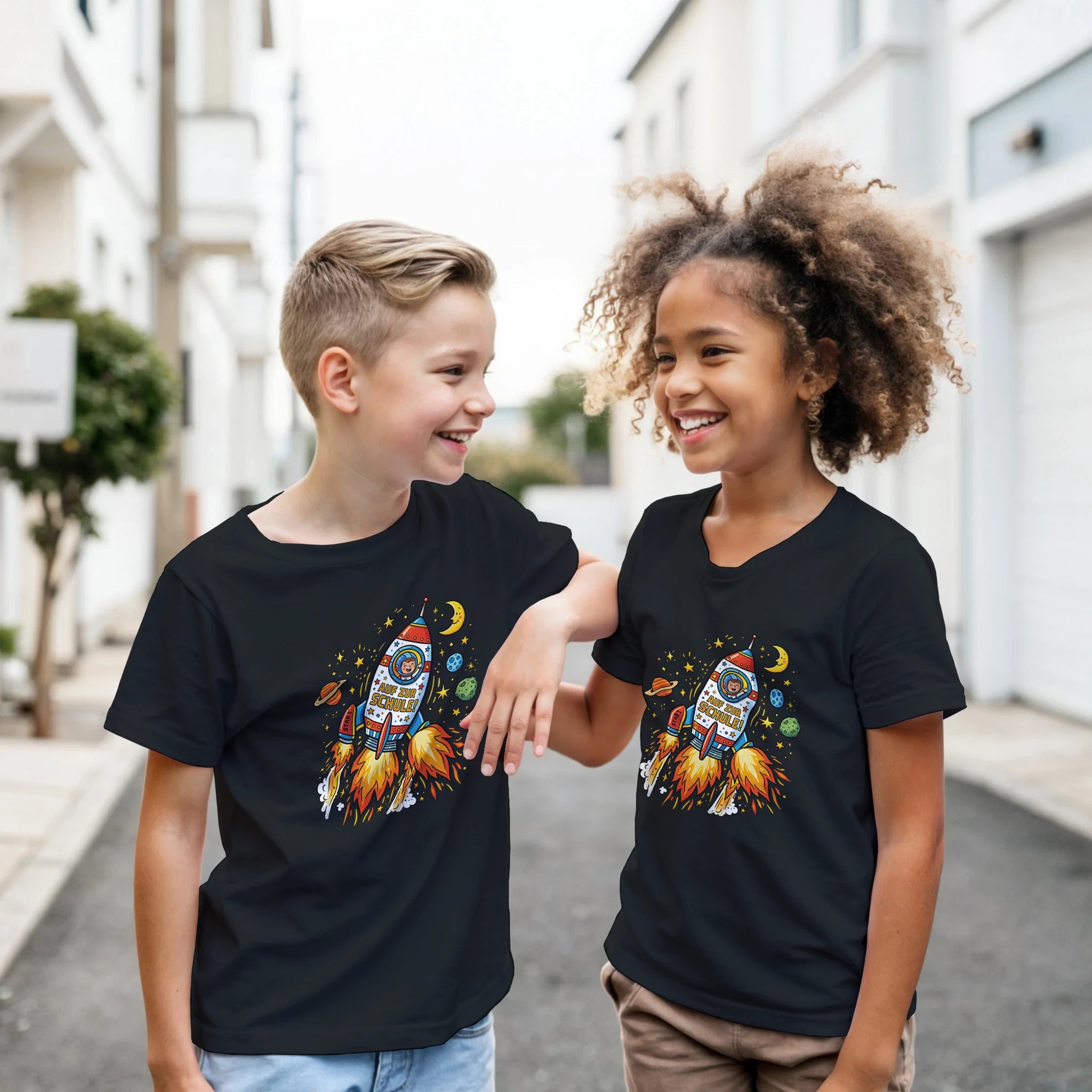 Auf zur Schule Einschulung Shirt Rakete – Kind trägt T-Shirt Outdoor Lifestyle Foto