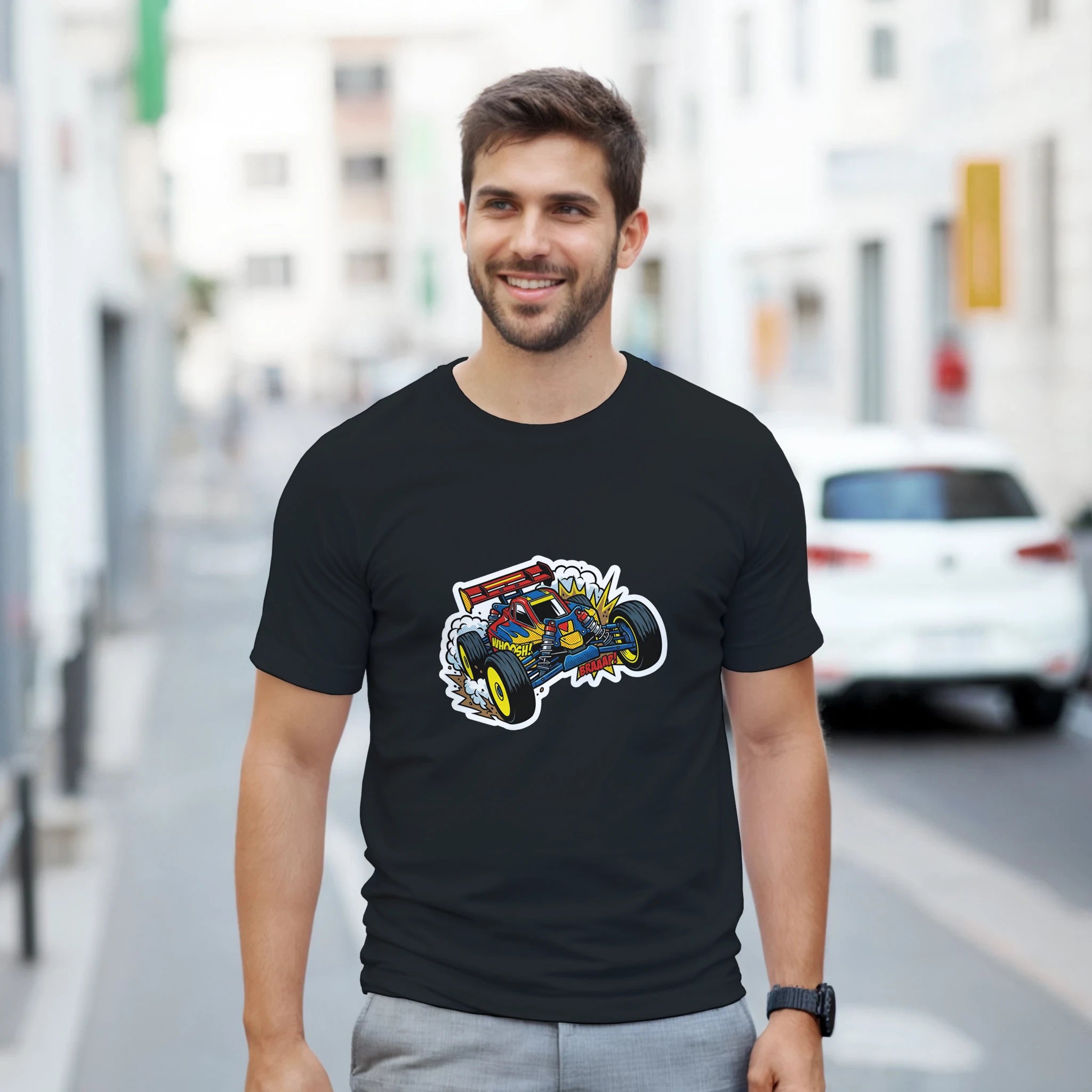 "Braaap!" RC Buggy T-Shirt – Herren Lifestyle, Mann trägt T-Shirt, Frontalansicht