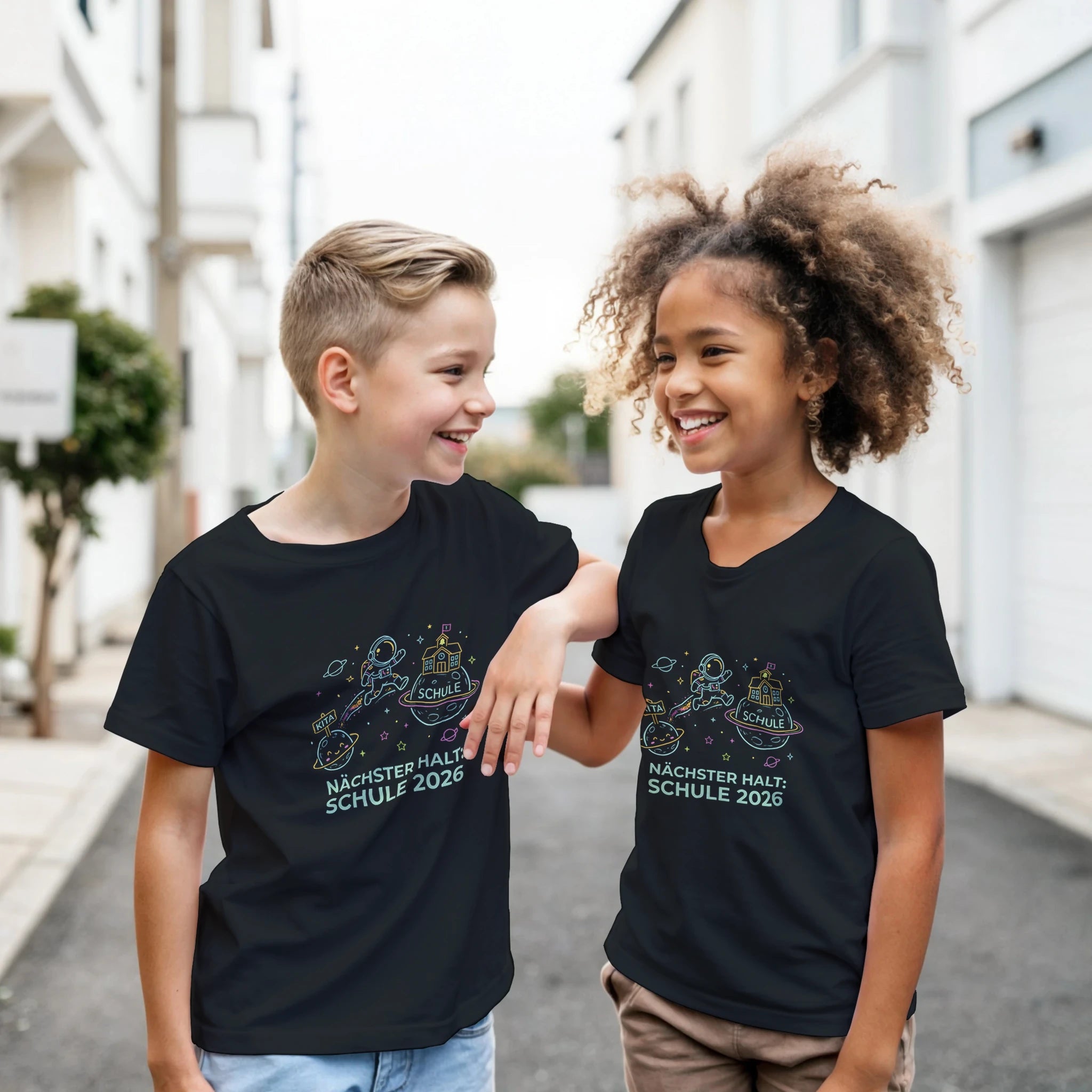 Nächster Halt Schule Astronaut Einschulung Shirt – Junge trägt Kinder T-Shirt Outdoor Foto