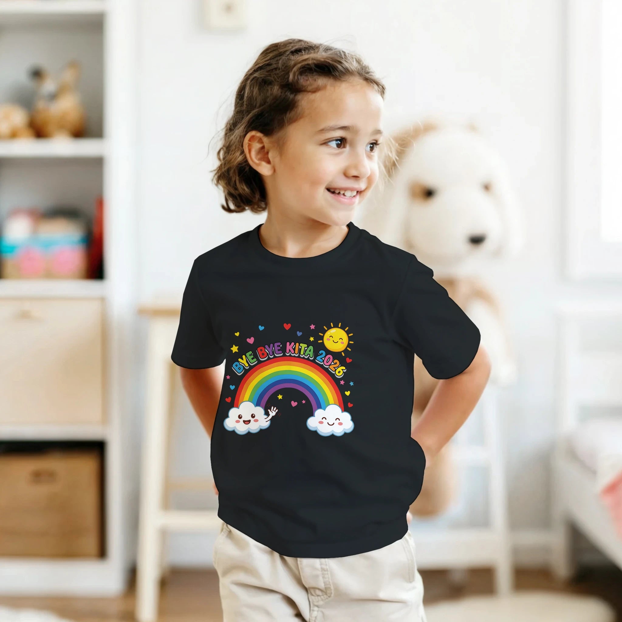 Bye Bye Kita 2026 T-Shirt – Mädchen trägt Kinder T-Shirt, Indoor Lifestyle Foto