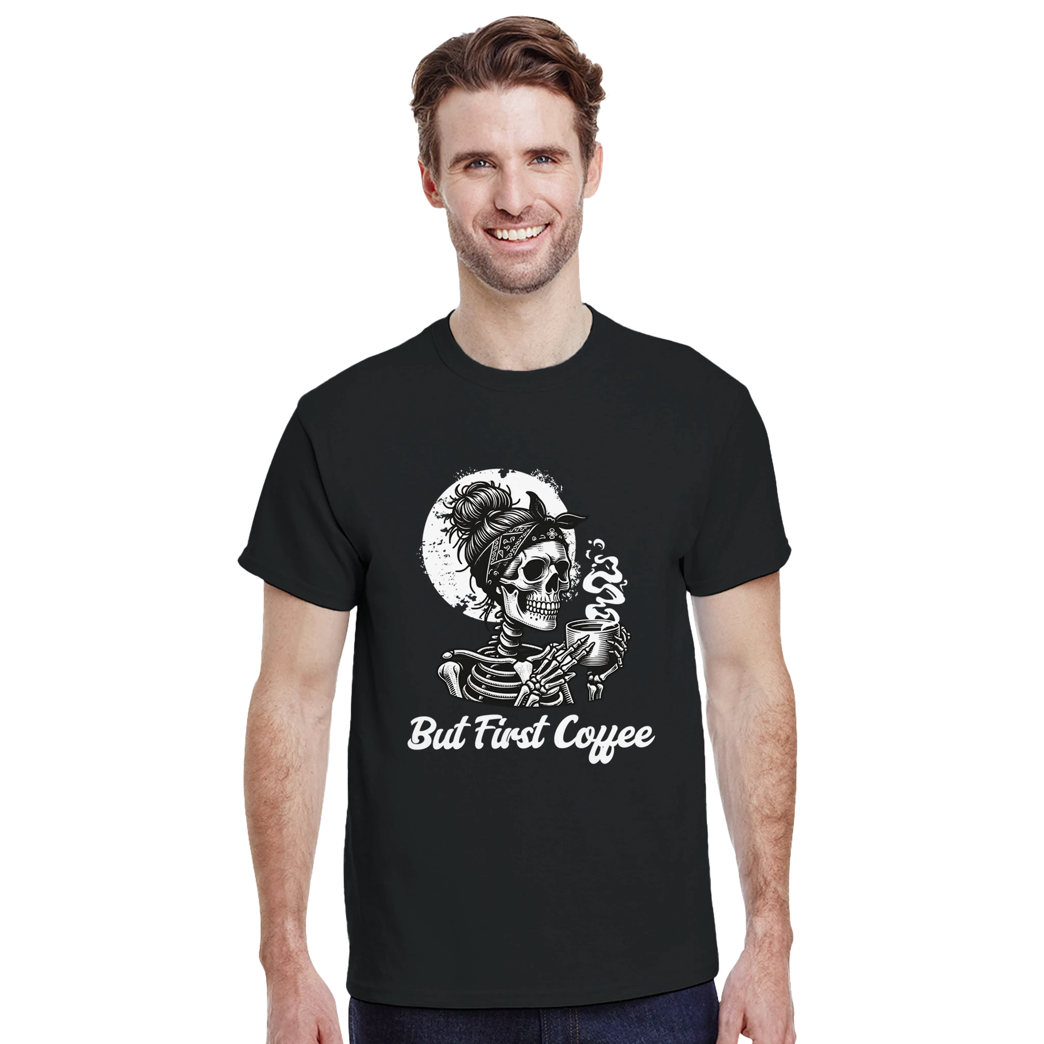 But First Coffee T-Shirt – Herren Lifestyle 1, Mann trägt T-Shirt