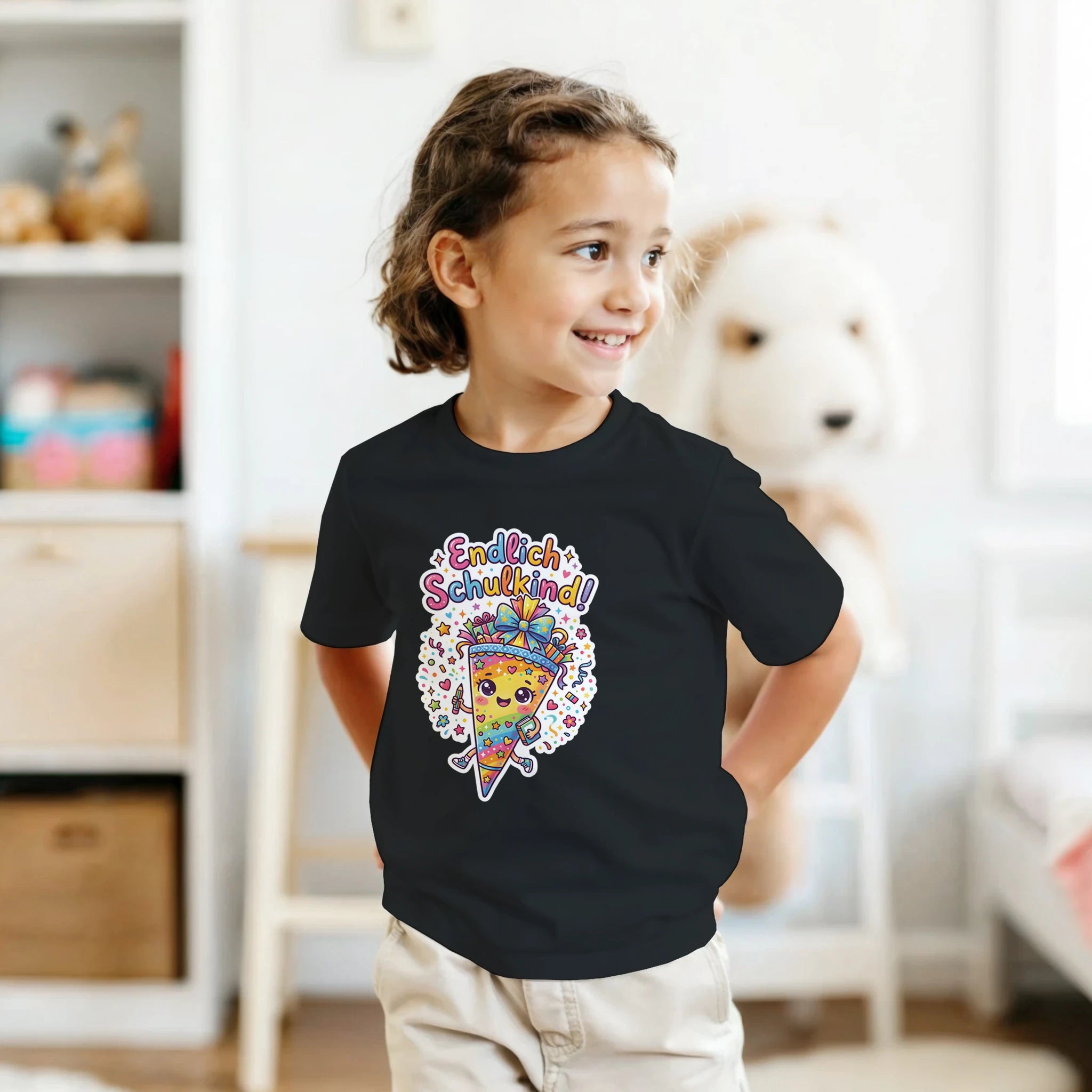 Endlich Schulkind T-Shirt – Mädchen trägt Kinder T-Shirt, Indoor Lifestyle Foto