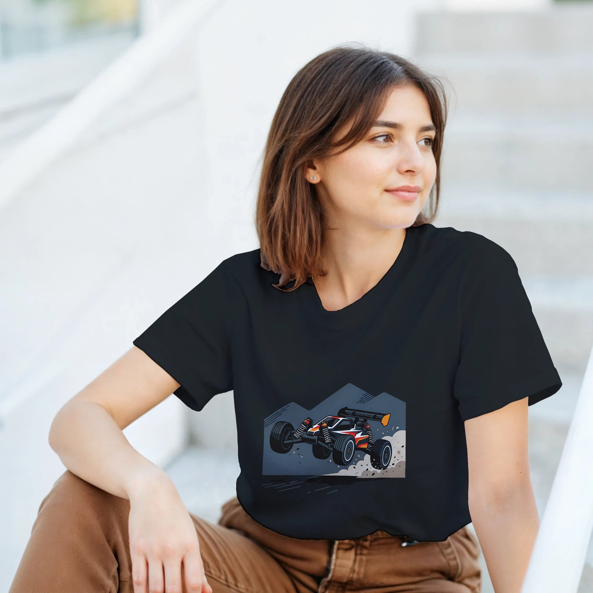 RC Buggy Jumping T-Shirt – Damen Lifestyle, Frau trägt T-Shirt, sitzend