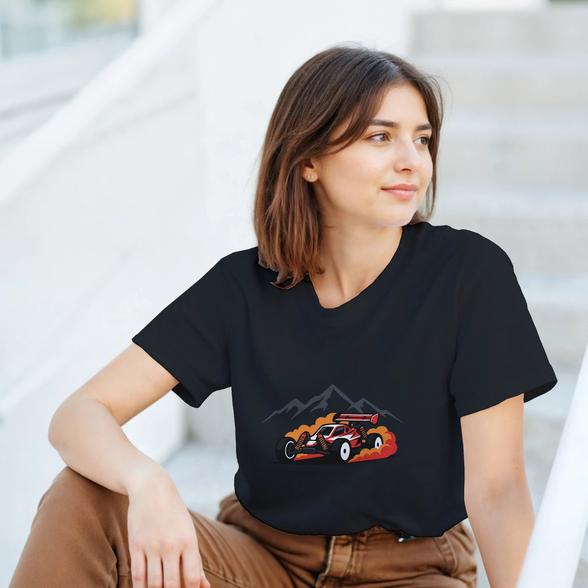 Minimalistisches RC Auto T-Shirt – Damen Lifestyle, Frau trägt T-Shirt, sitzend