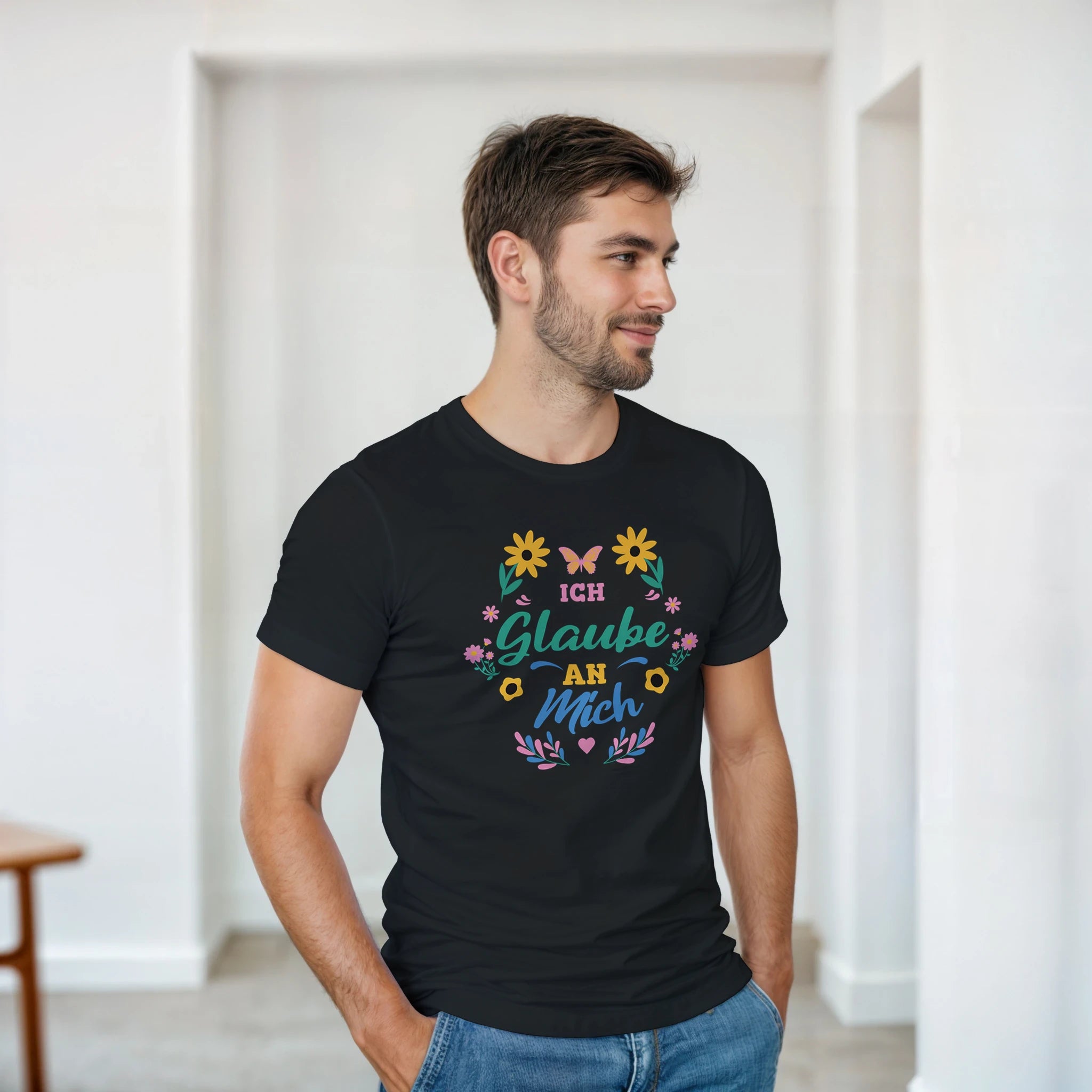 Ich Glaube An Mich T-Shirt – Herren Lifestyle, Mann trägt T-Shirt, Outdoor Look
