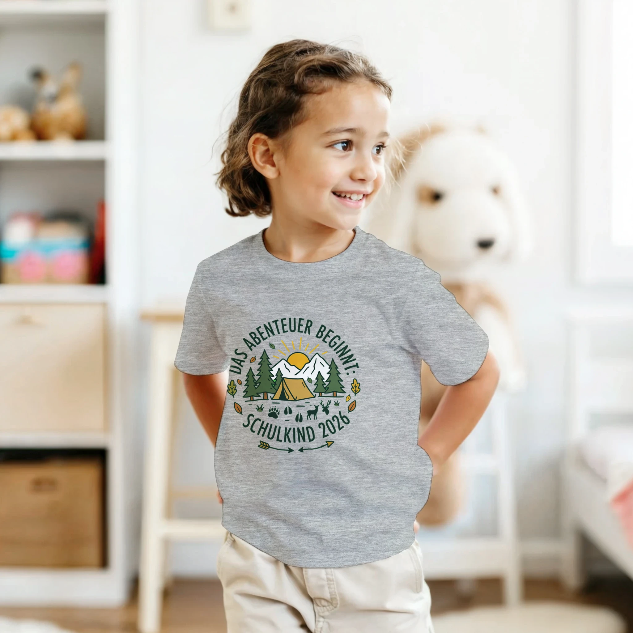 Das Abenteuer beginnt Einschulung Shirt 2026 – Kind trägt T-Shirt Outdoor Lifestyle Foto