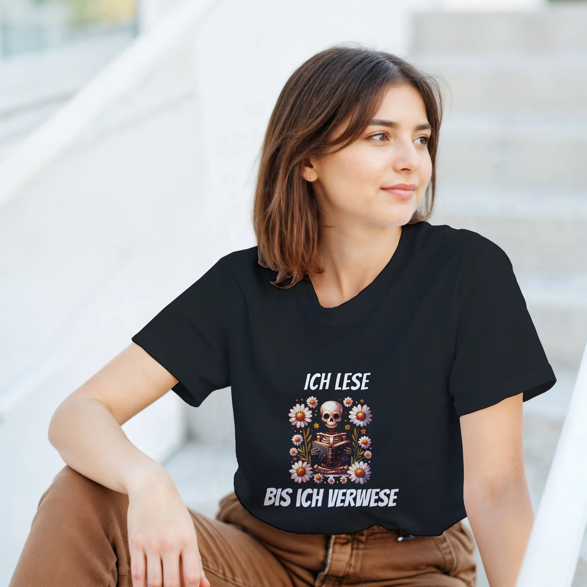 Ich Lese Bis Ich Verwese T-Shirt – Damen Lifestyle, Frau trägt T-Shirt, stehend