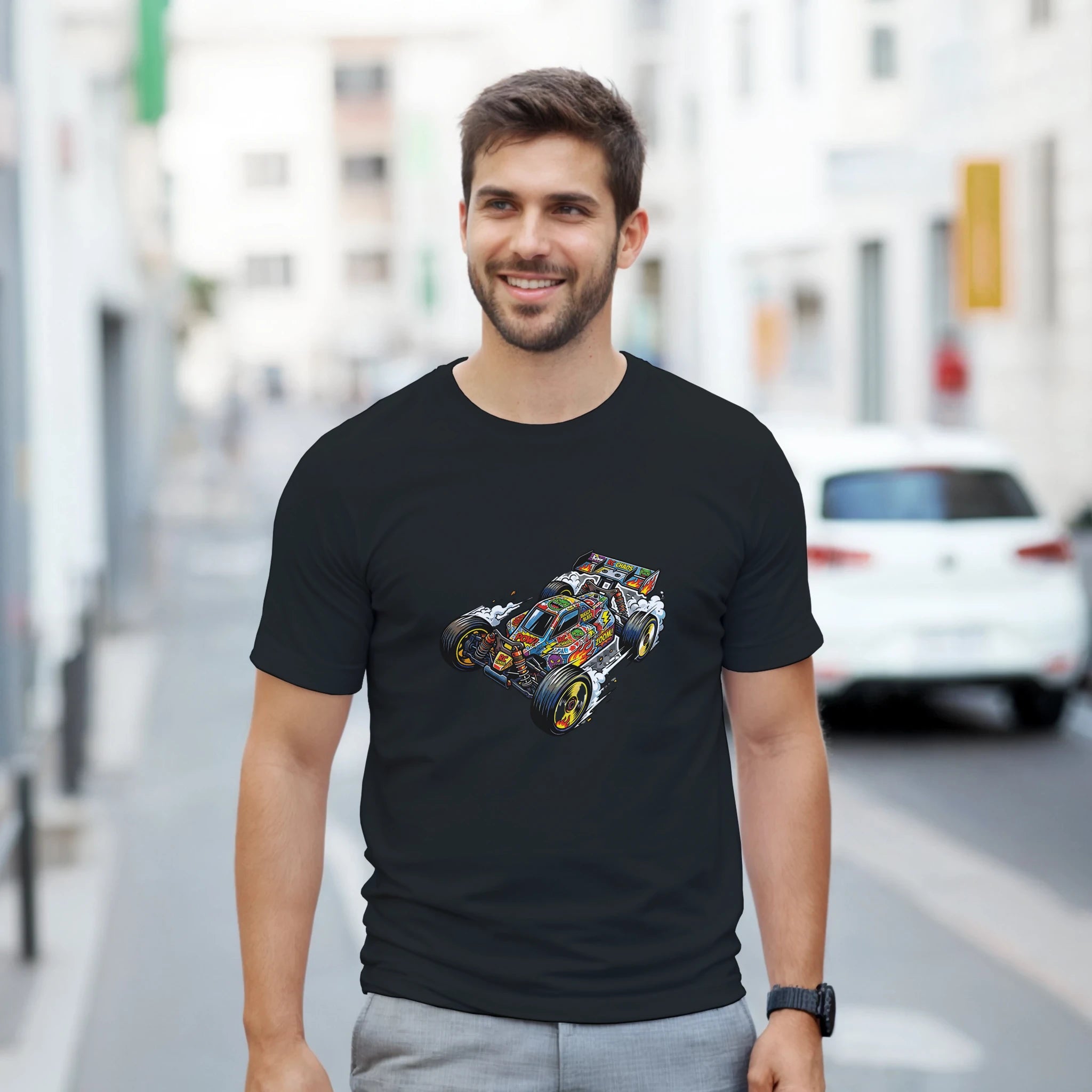 RC Car Stickerbomb T-Shirt – Damen Lifestyle, Frau trägt T-Shirt, sitzend