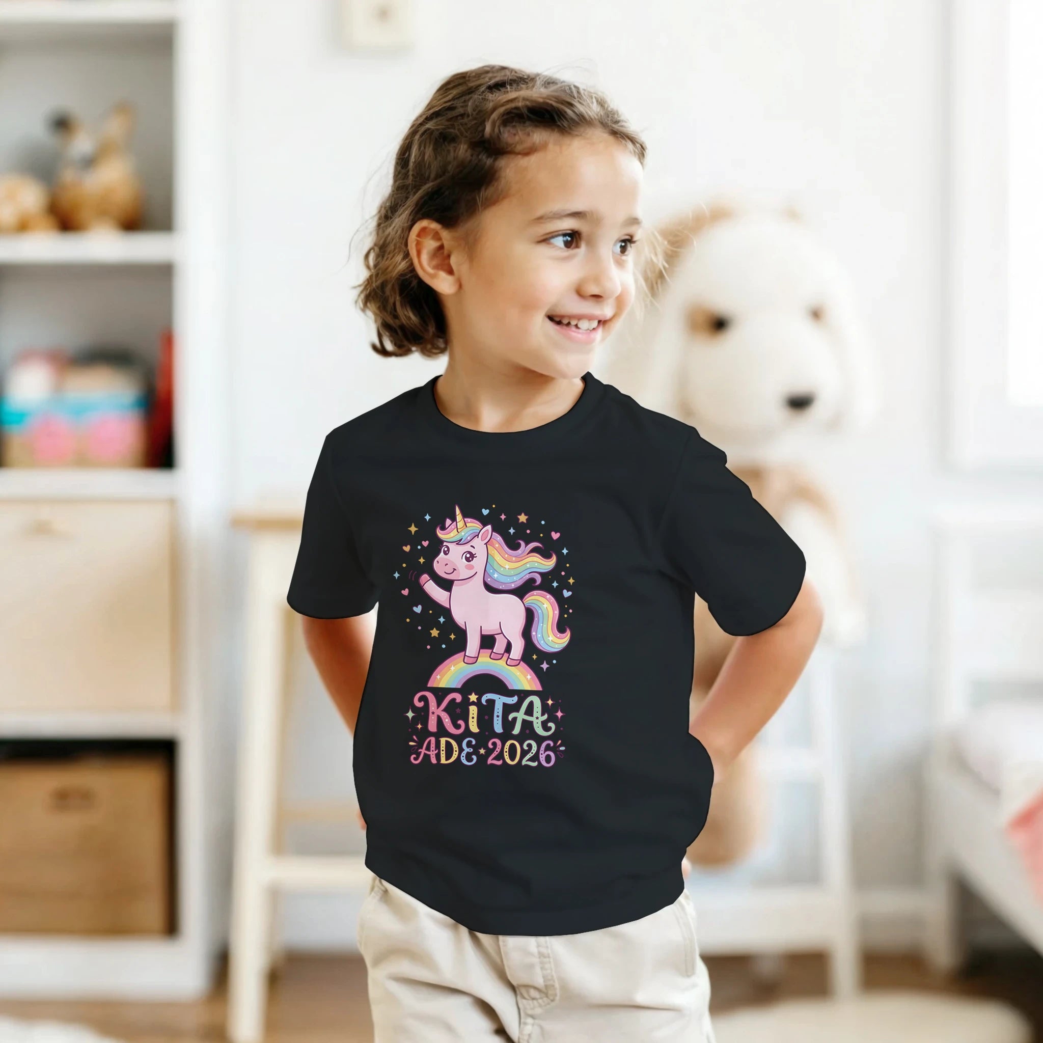 Kita Ade 2026 T-Shirt – Zwei Kinder tragen das Kinder T-Shirt, Outdoor Foto