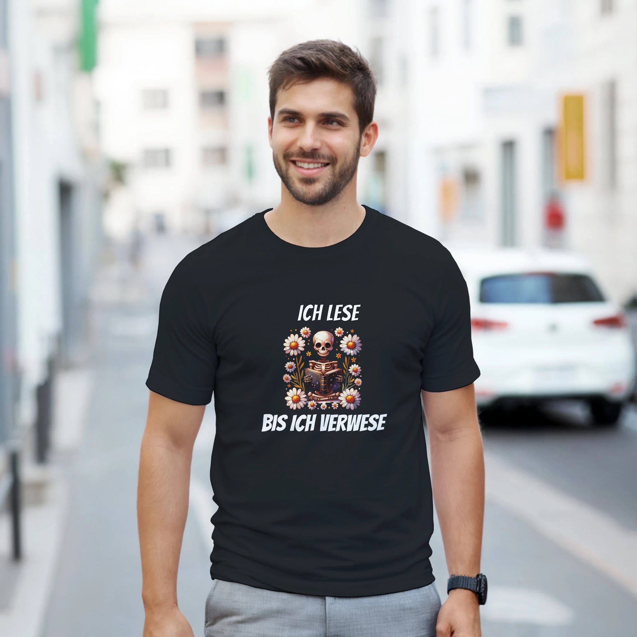 Ich Lese Bis Ich Verwese T-Shirt – Damen Lifestyle, Frau trägt T-Shirt, sitzend