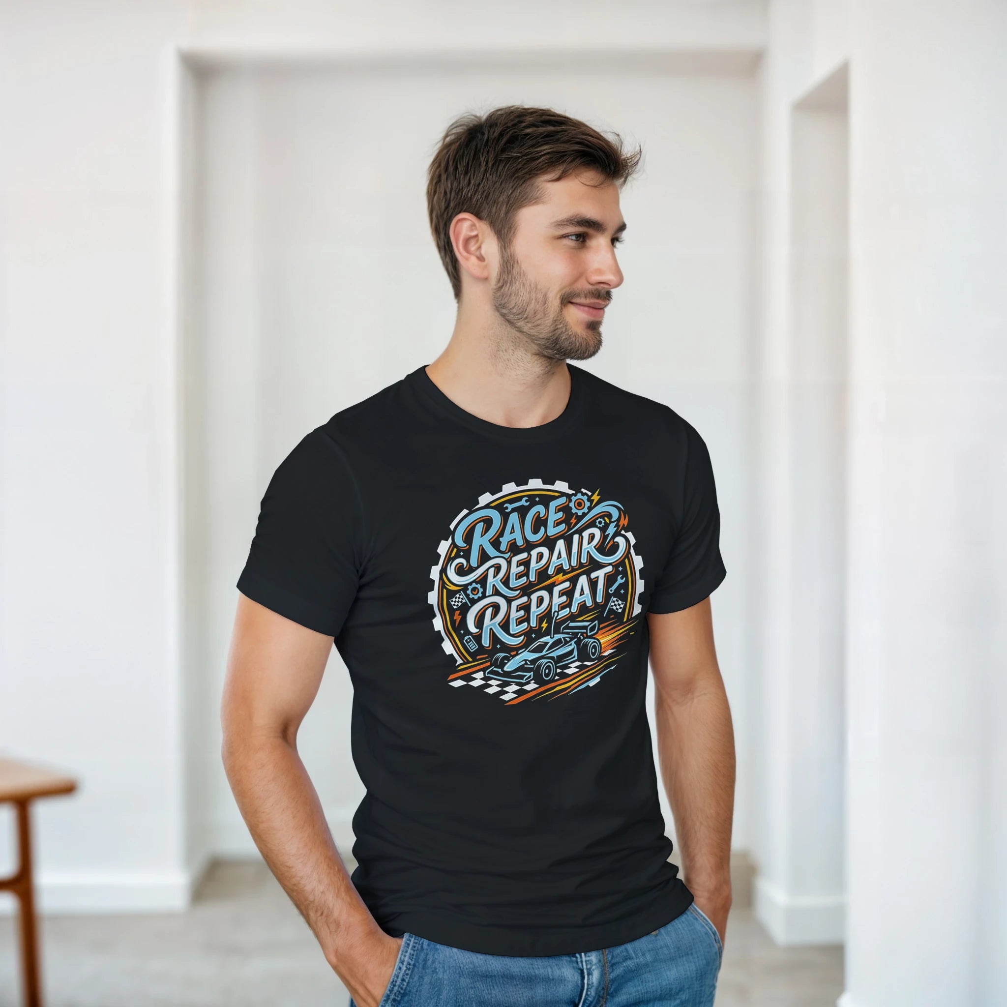 Race Repair Repeat T-Shirt – Damen Lifestyle, Frau trägt T-Shirt, stehend
