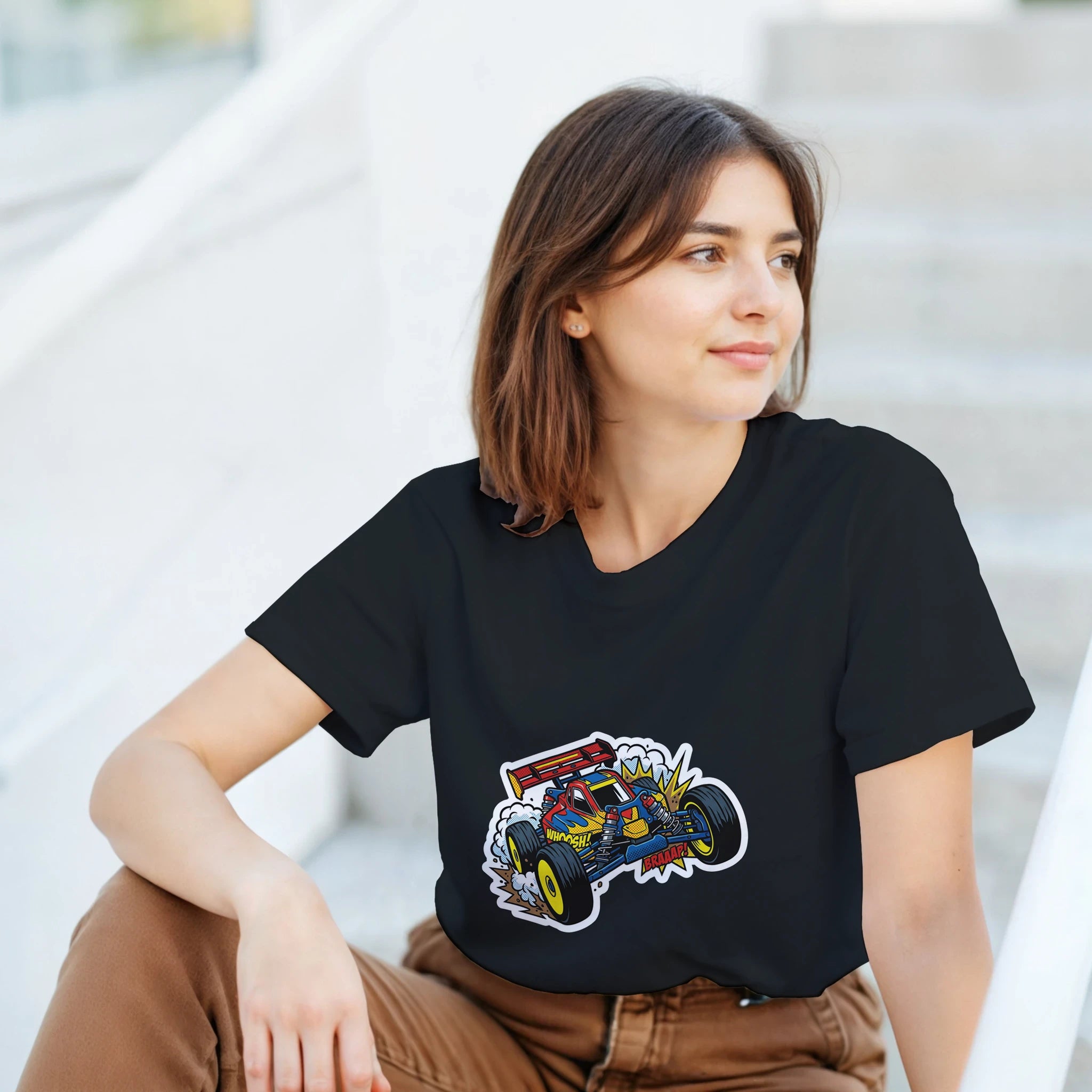 "Braaap!" RC Buggy T-Shirt – Herren Lifestyle, Mann trägt T-Shirt, Outdoor Look