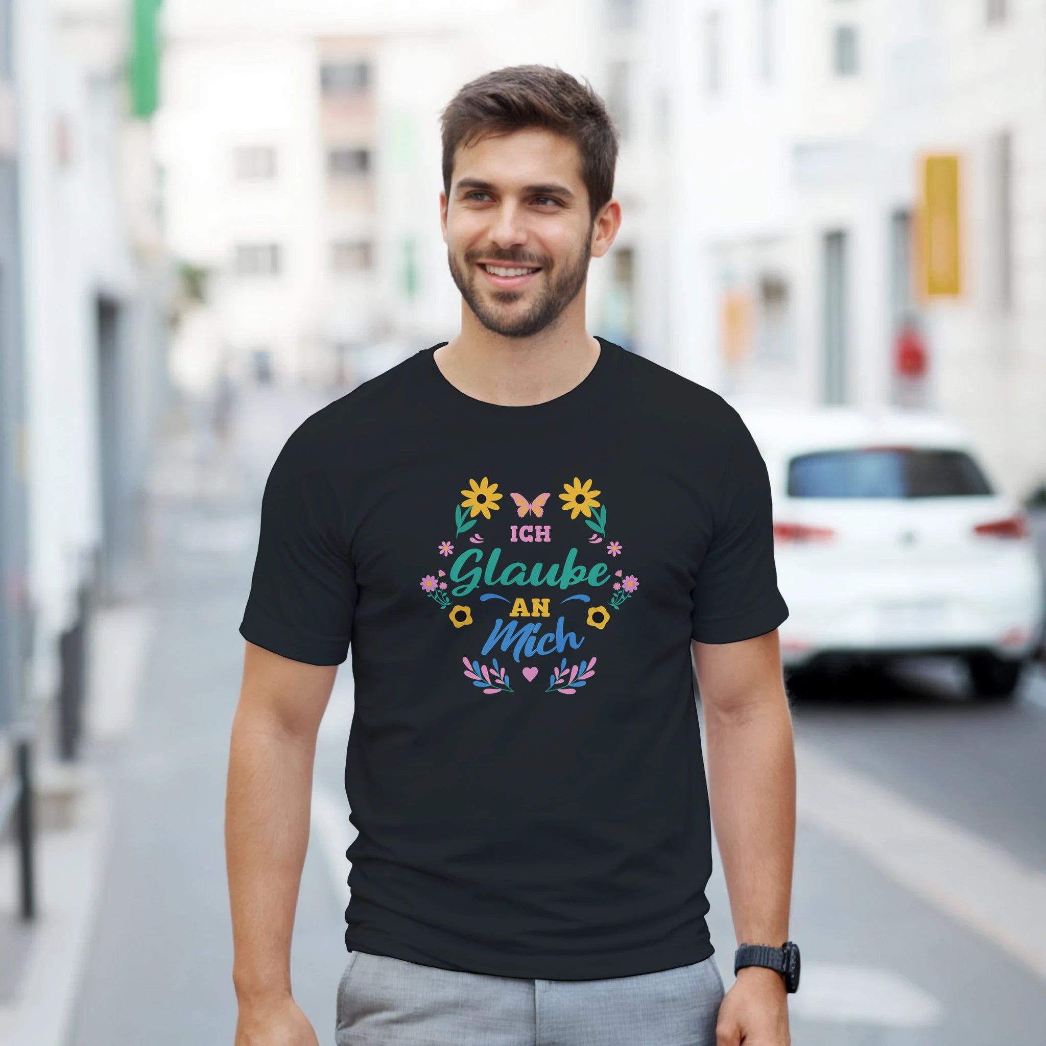Ich Glaube An Mich T-Shirt – Damen Lifestyle, Frau trägt T-Shirt, stehend