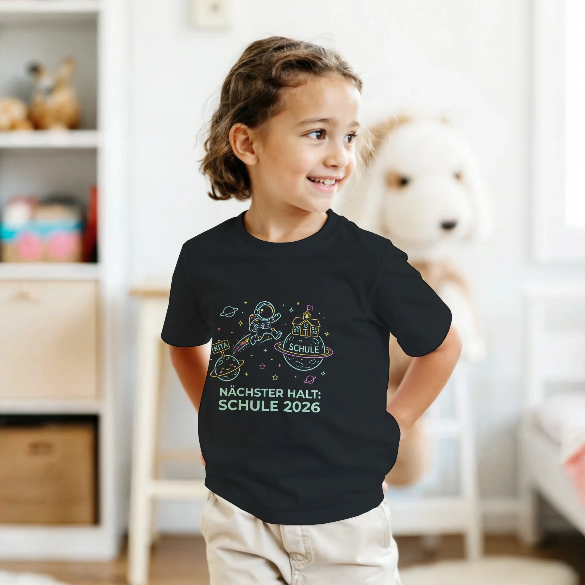 Nächster Halt Schule Astronaut Einschulung Shirt – Kind trägt T-Shirt Outdoor Lifestyle Foto