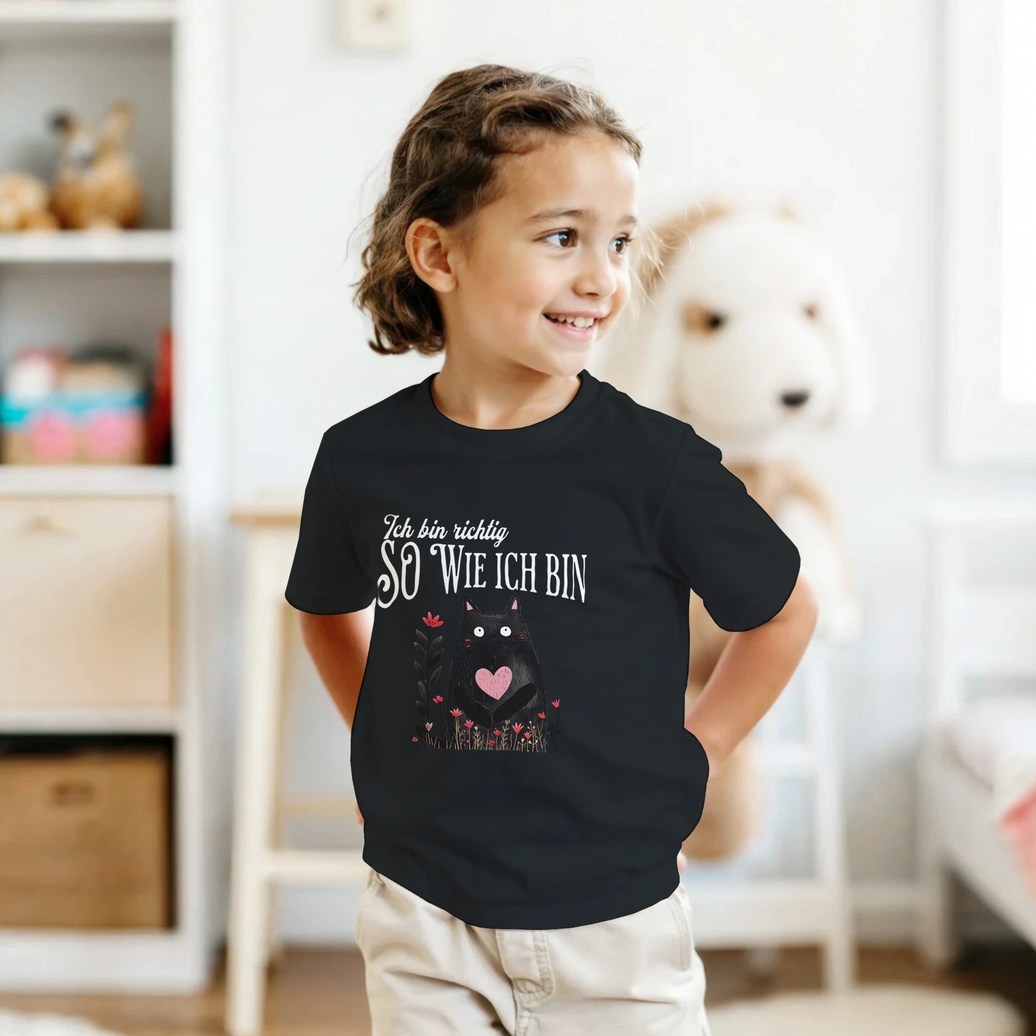 Ich Bin Richtig So Wie Ich Bin Kinder T-Shirt – Junge trägt Kinder T-Shirt, Outdoor Lifestyle Foto