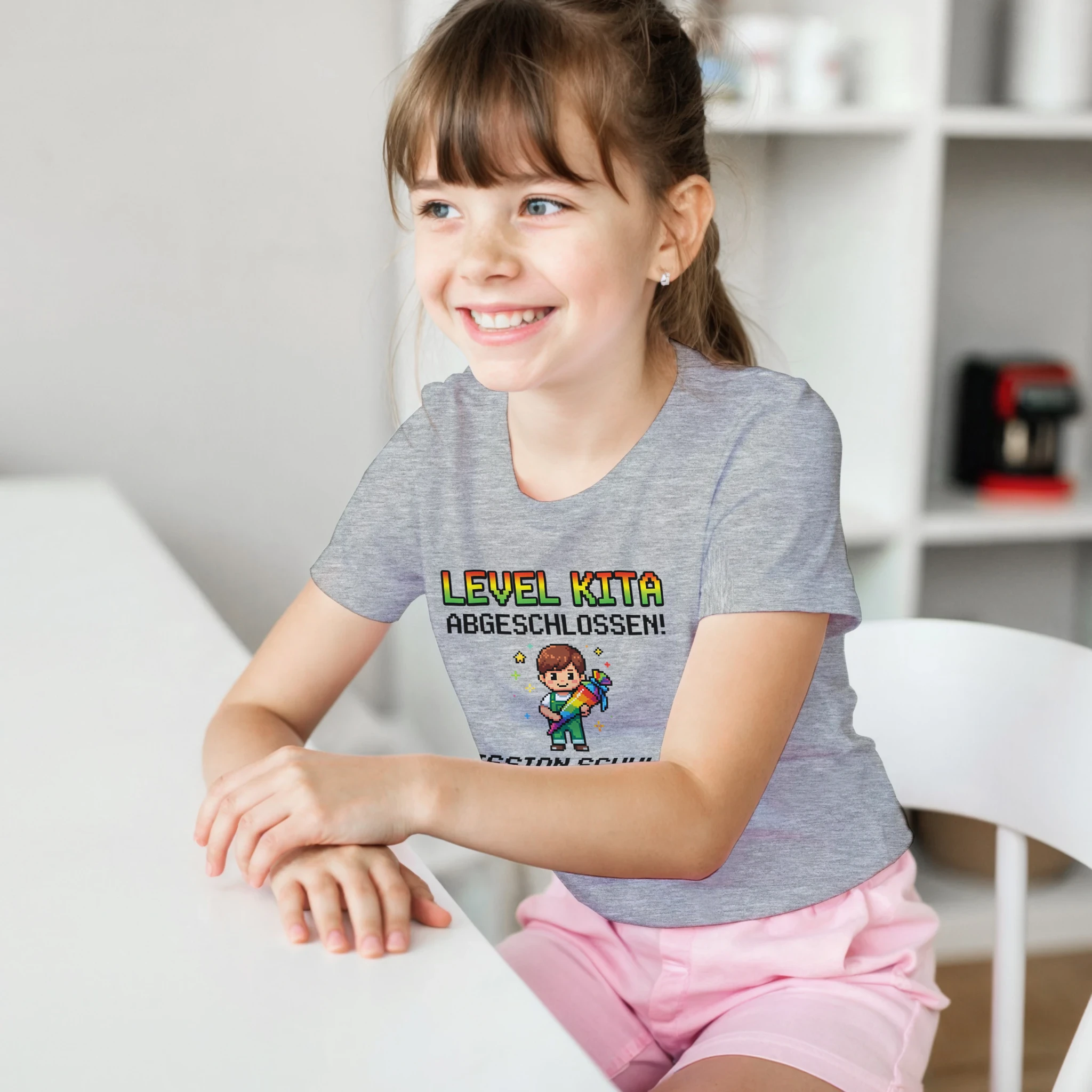Level Kita Abgeschlossen Gaming Einschulung Shirt – Mädchen trägt Kinder T-Shirt Indoor Foto