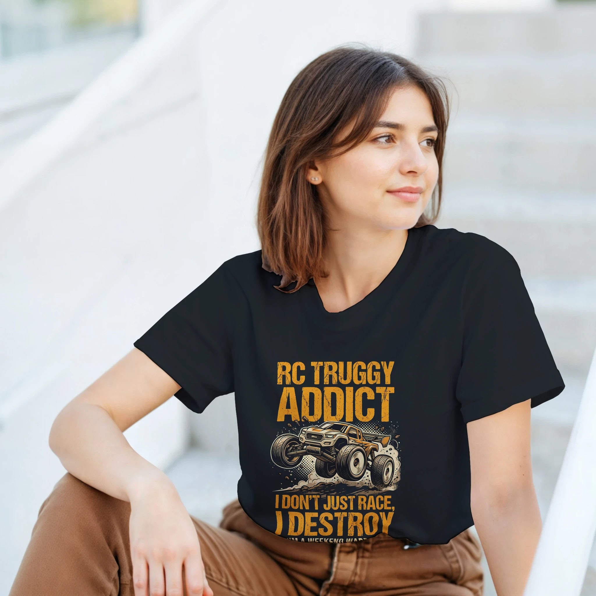 RC Truggy Addict T-Shirt – Damen Lifestyle, Frau trägt T-Shirt, stehend