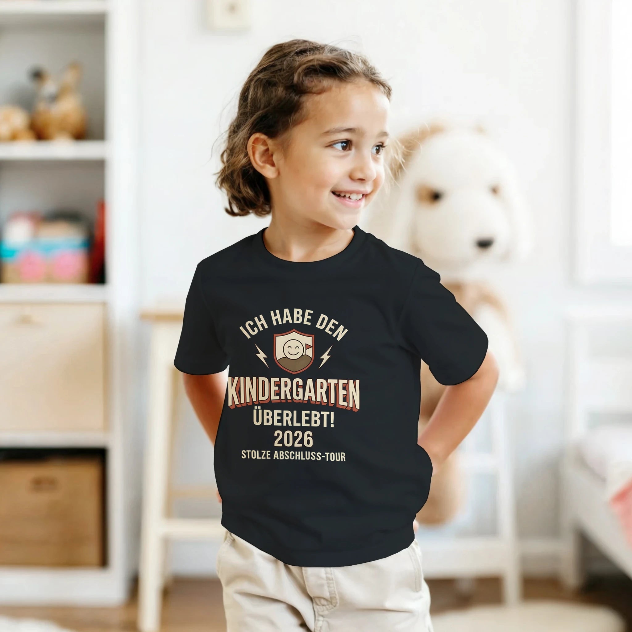Kindergarten Überlebt 2026 Kita Abschluss Shirt – Mädchen trägt Kinder T-Shirt Indoor Foto