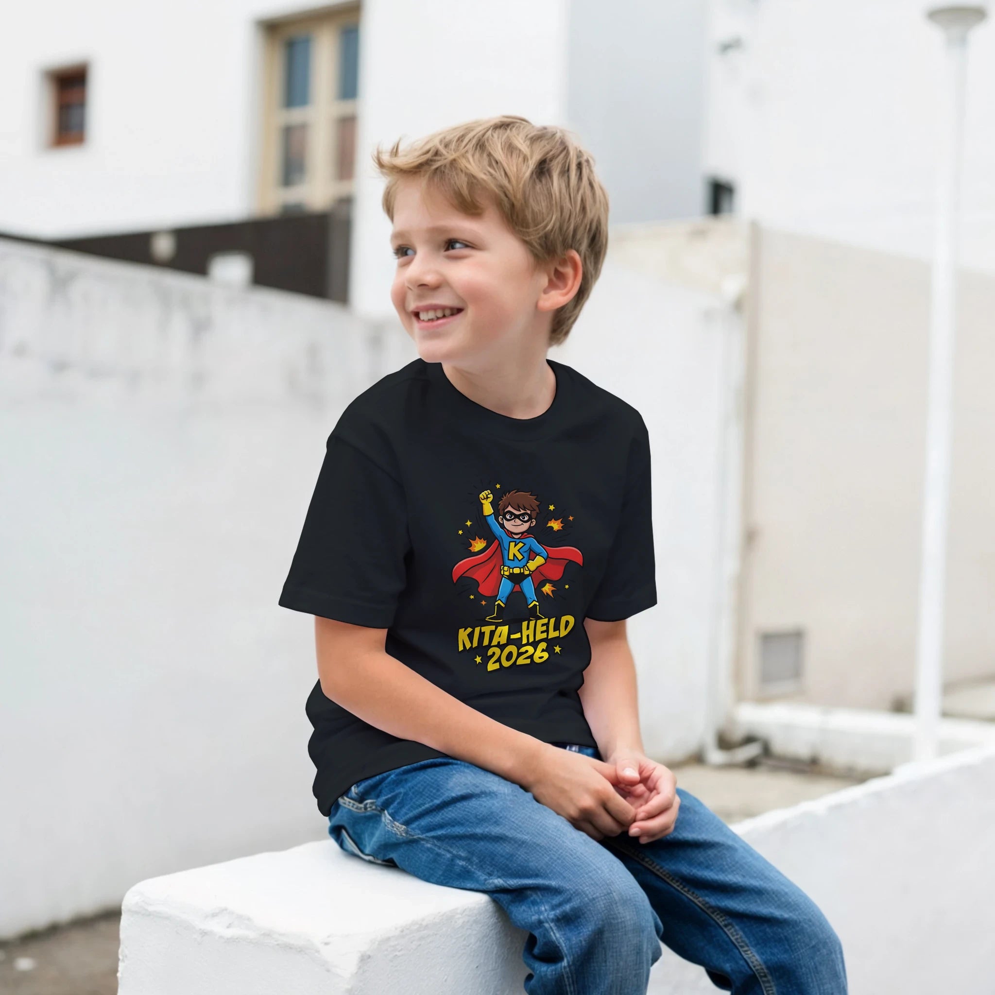 Kita-Held 2026 Superheld Kita-Abschluss Shirt – Junge trägt Kinder T-Shirt Outdoor Foto