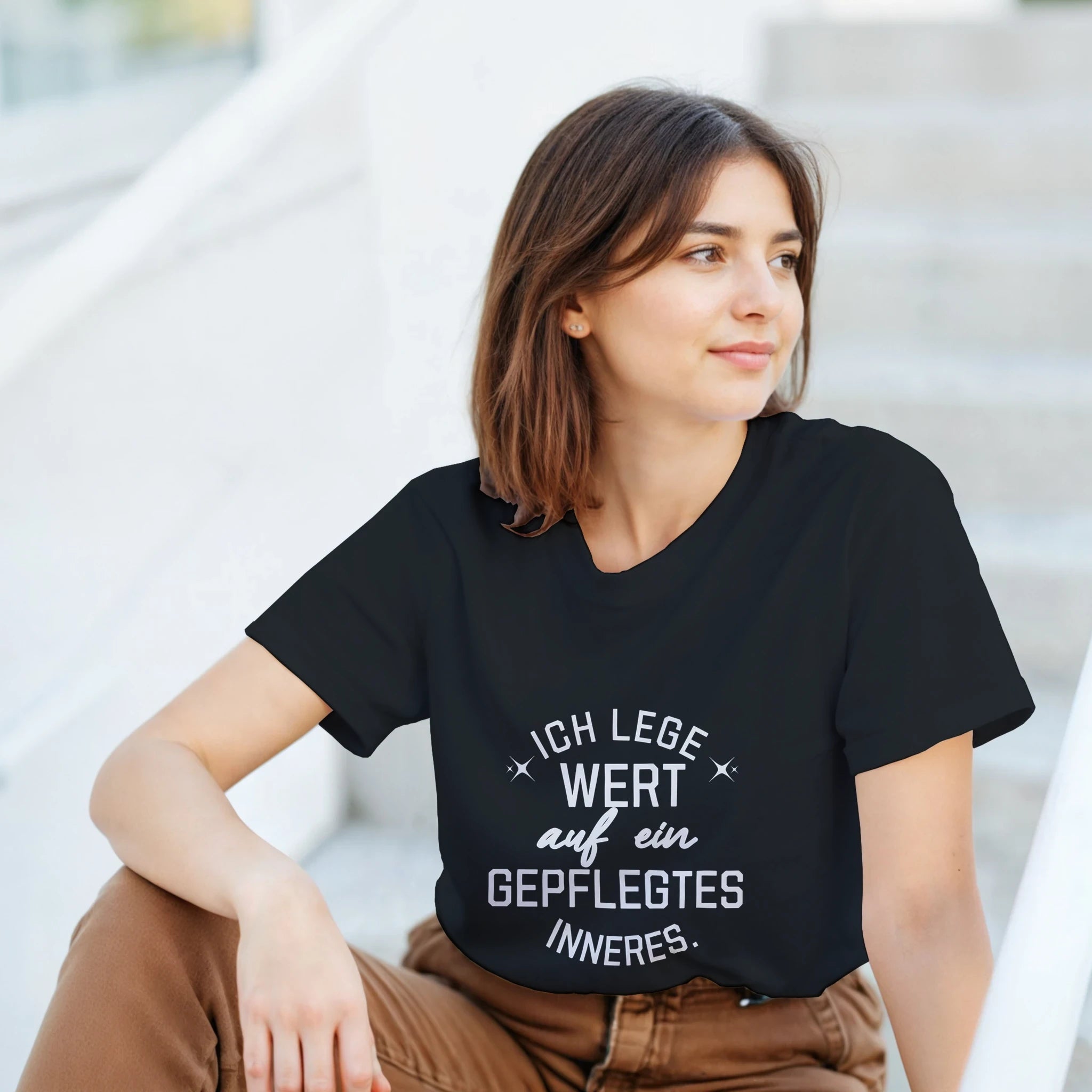 Ich Lege Wert auf ein Gepflegtes Inneres T-Shirt – Damen Lifestyle, Frau trägt T-Shirt, sitzend