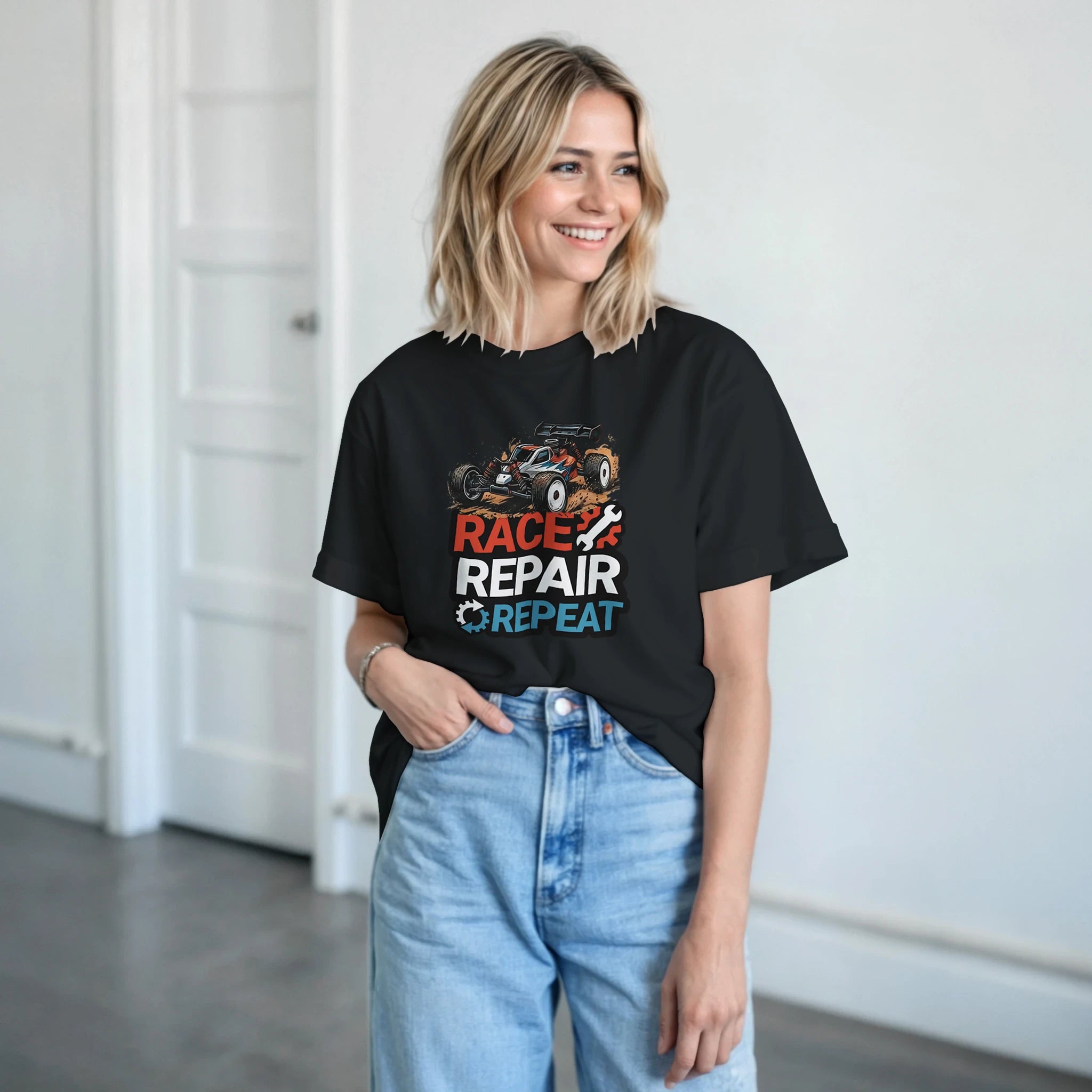 Race Repair Repeat T-Shirt – Damen Lifestyle, Frau trägt T-Shirt, stehend