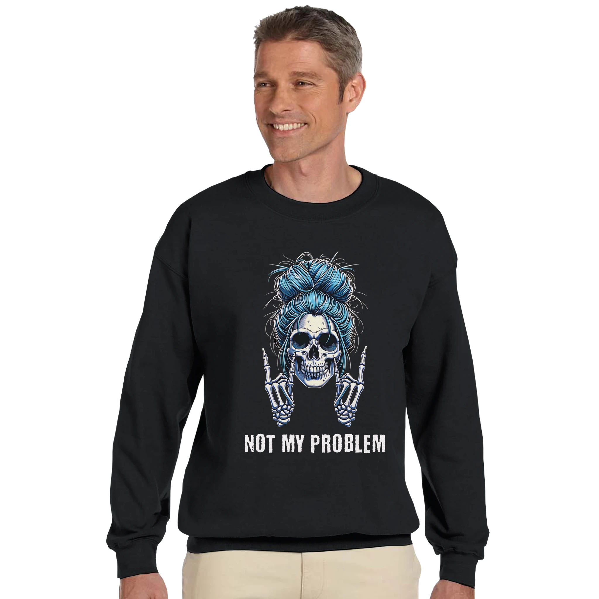 Not My Problem Pullover – Damen trägt Pullover, Lifestyle Foto outdoor