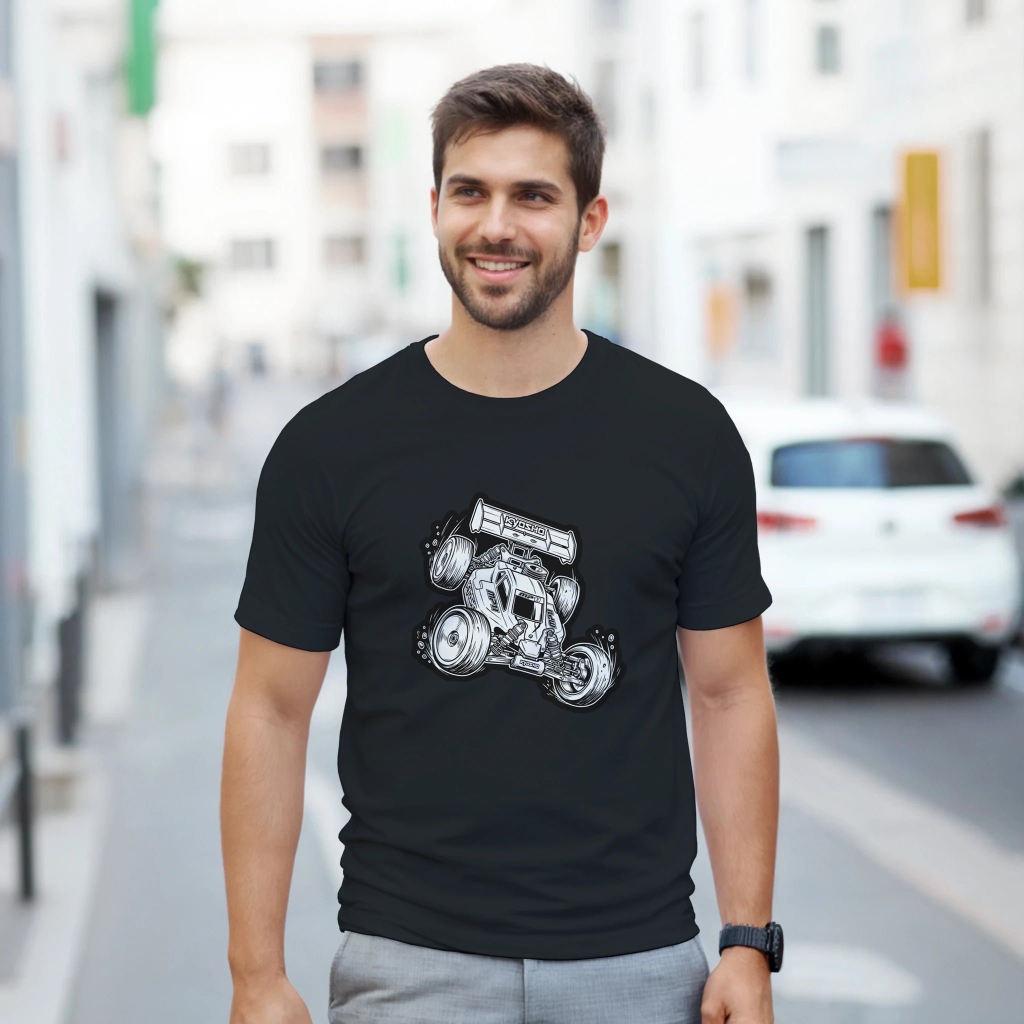 Kyosho RC Buggy T-Shirt – Damen Lifestyle, Frau trägt T-Shirt, stehend
