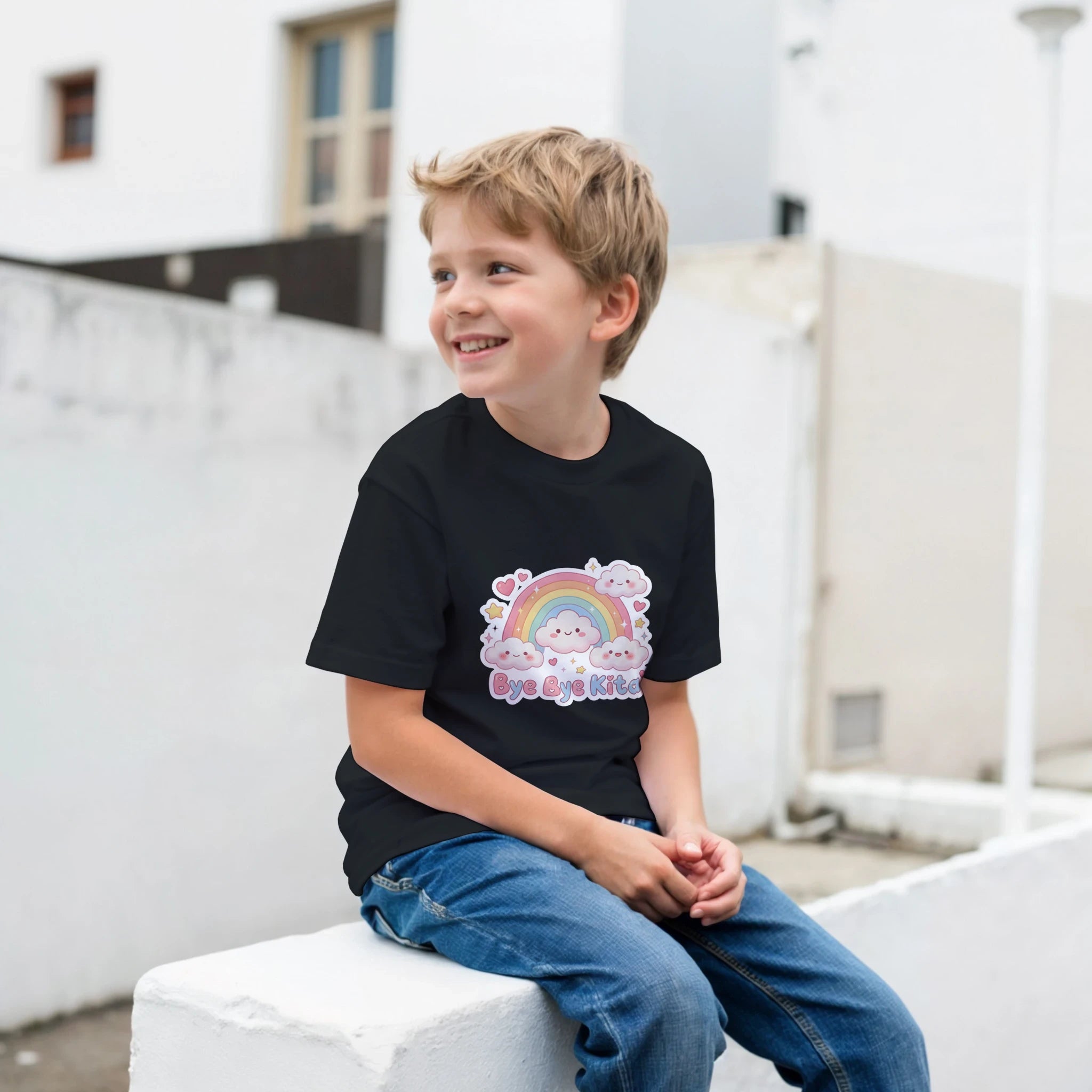 Bye Bye Kita Abschluss Shirt Regenbogen – Junge trägt Kinder T-Shirt Outdoor Foto