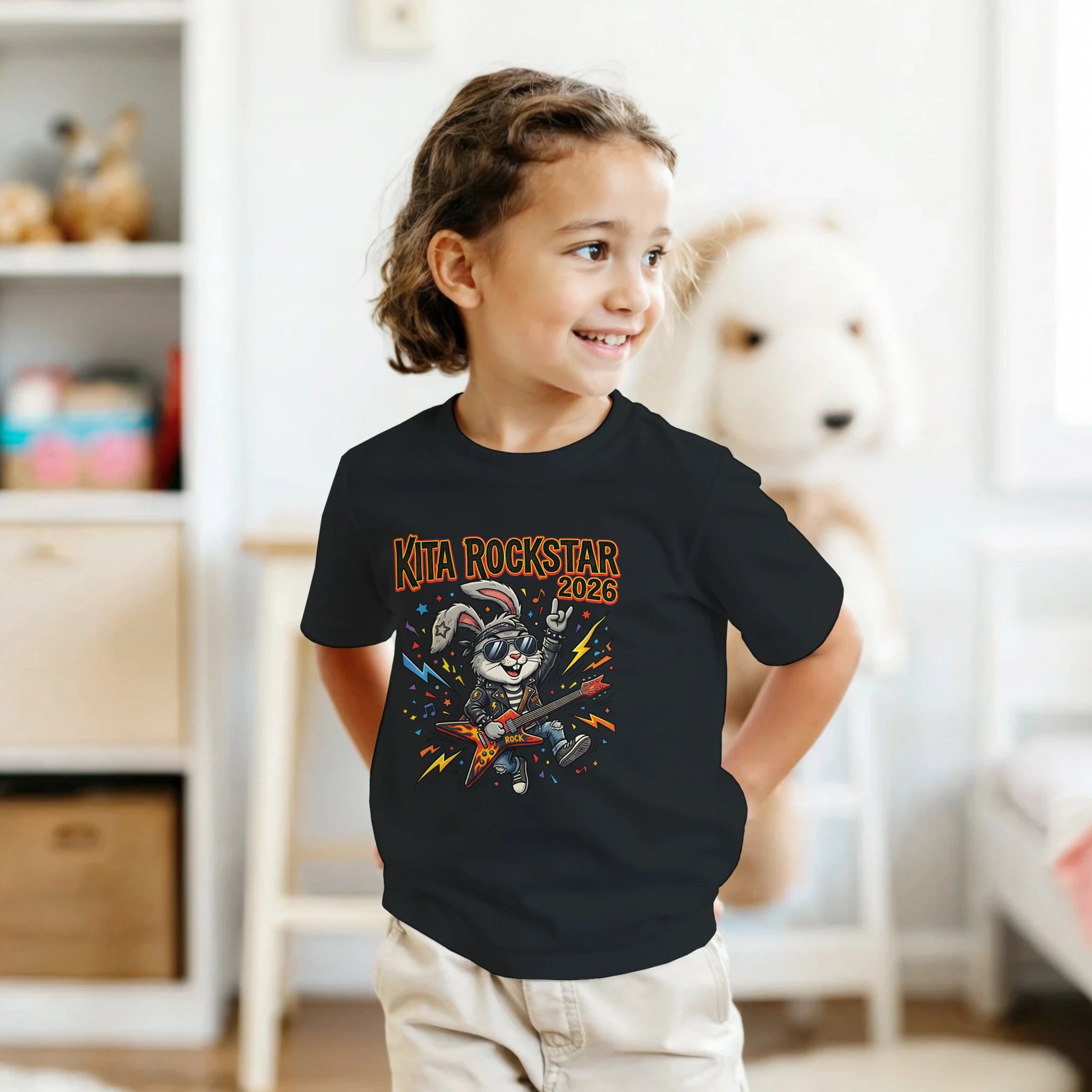 Kita Rockstar 2026 Lustiges Abschluss Shirt – Mädchen trägt Kinder T-Shirt Indoor Foto