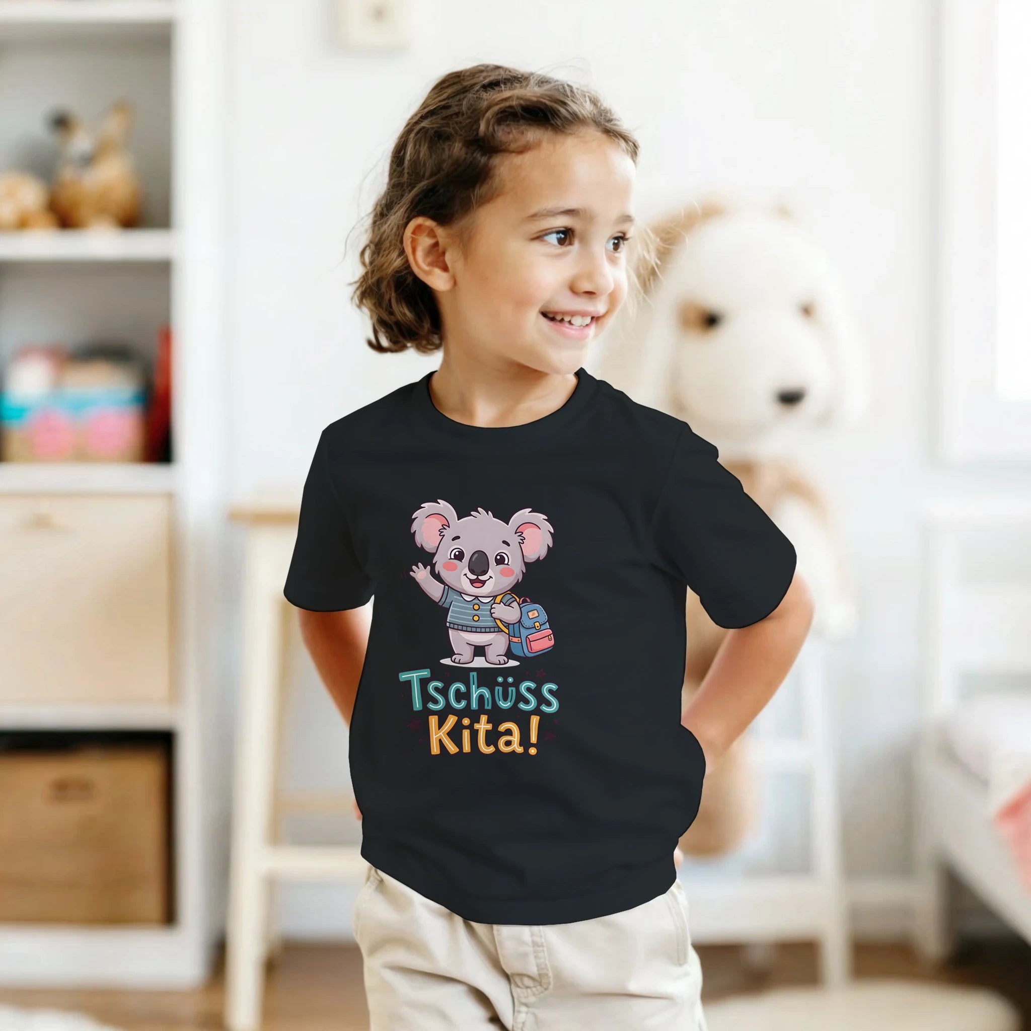 Tschüss Kita T-Shirt – Mädchen trägt Kinder T-Shirt, Indoor Lifestyle Foto