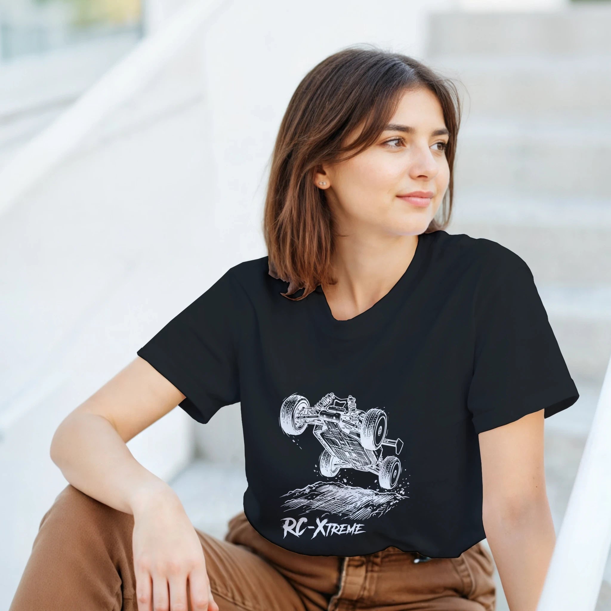 RC Modellbau T-Shirt "RC-Xtreme" – Damen Lifestyle, Frau trägt T-Shirt, stehend