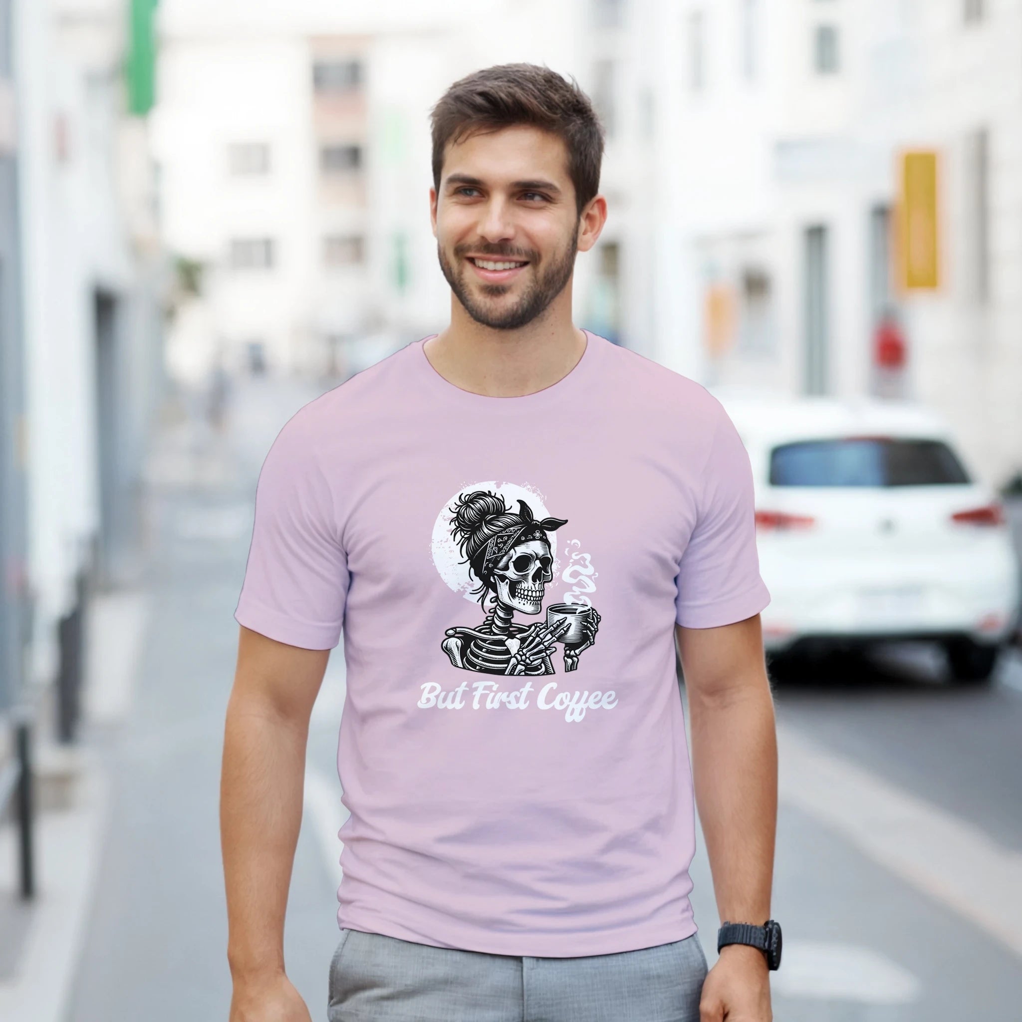 Lustiges Kaffee T-Shirt für Morgenmuffel – Herren Lifestyle, Mann trägt T-Shirt, Outdoor Look