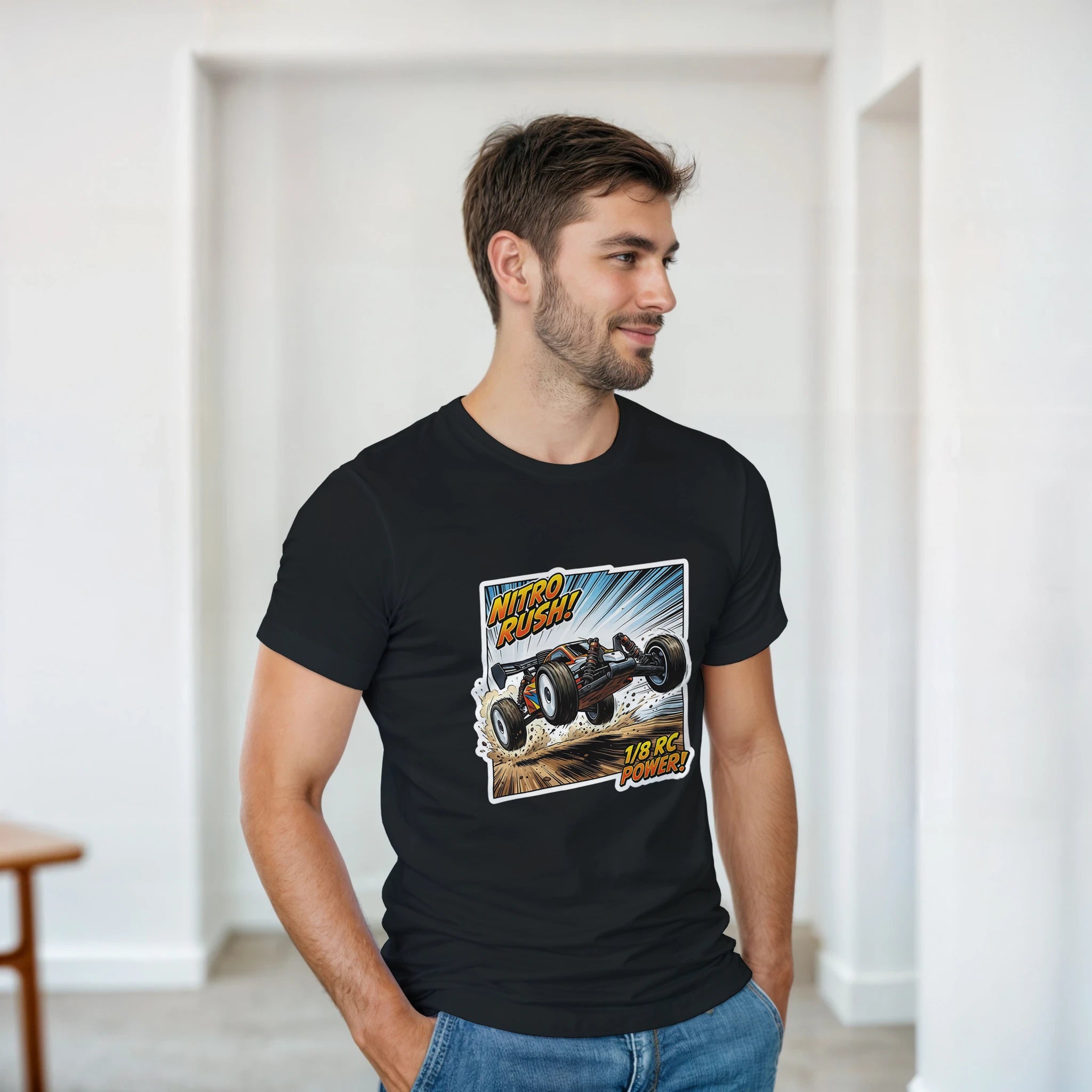 Nitro Rush 1/8 RC Buggy T-Shirt – Damen Lifestyle, Frau trägt T-Shirt, sitzend